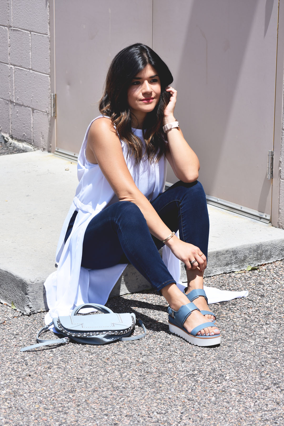 Carolina Hellal of Chic Talk wearing American Eagle jeans, and Skechers blue sandals