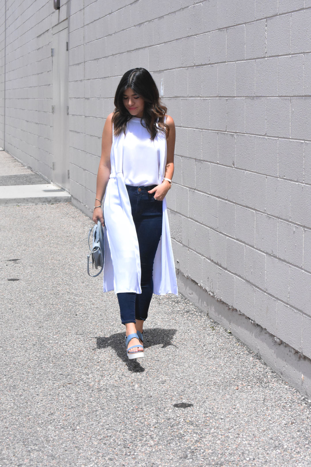 Carolina Hellal of Chic Talk wearing a white vest and top of the colombian brand Ibis jeans, and skechers sandals