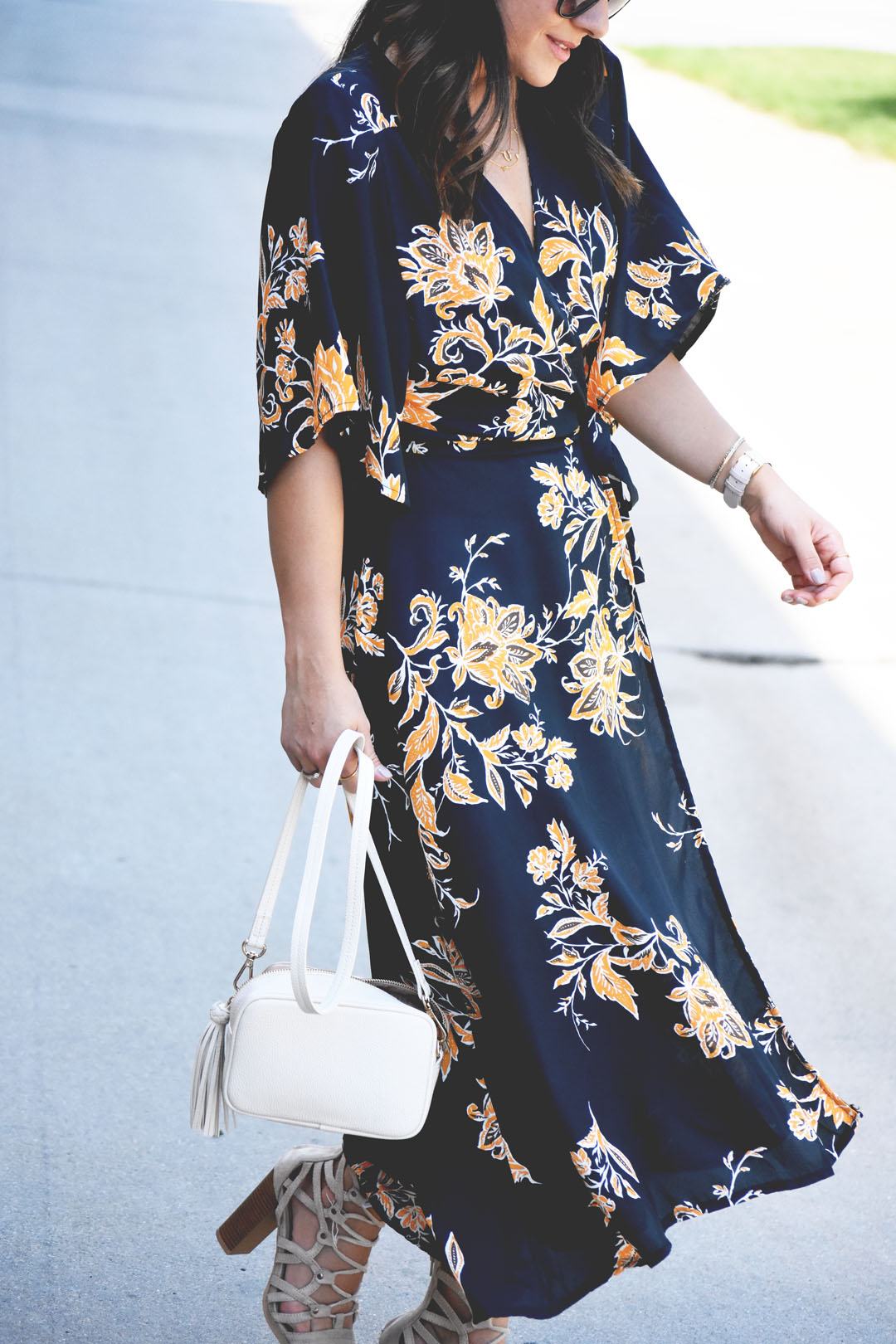 Carolina Hellal wearing a floral maxi dress and h&m beige crossbody bag.