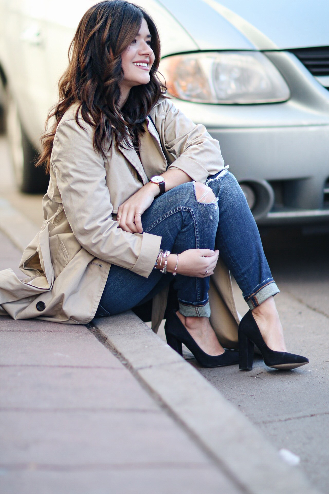 Carolina Hellal of Chic Talk wearing a Madewell trench coat, ripped jeans, topshop white tank, Steve Madden black pumps and Rebecca Minkoff