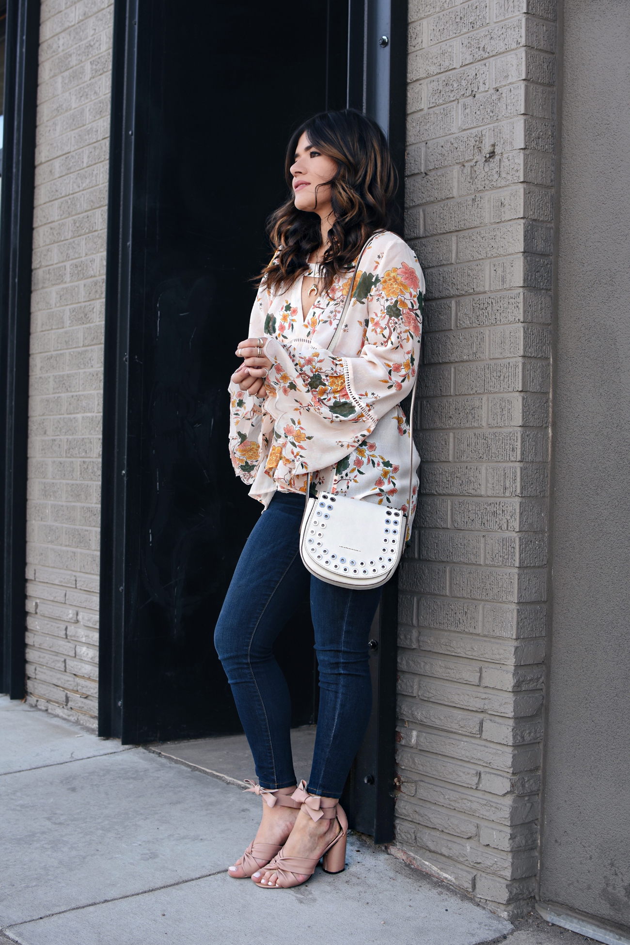 Carolina Hellal of Chic Talk wearing a Floral top, Paige skinny jeans, topshop blush sandals, and Frye white crossbody bag 