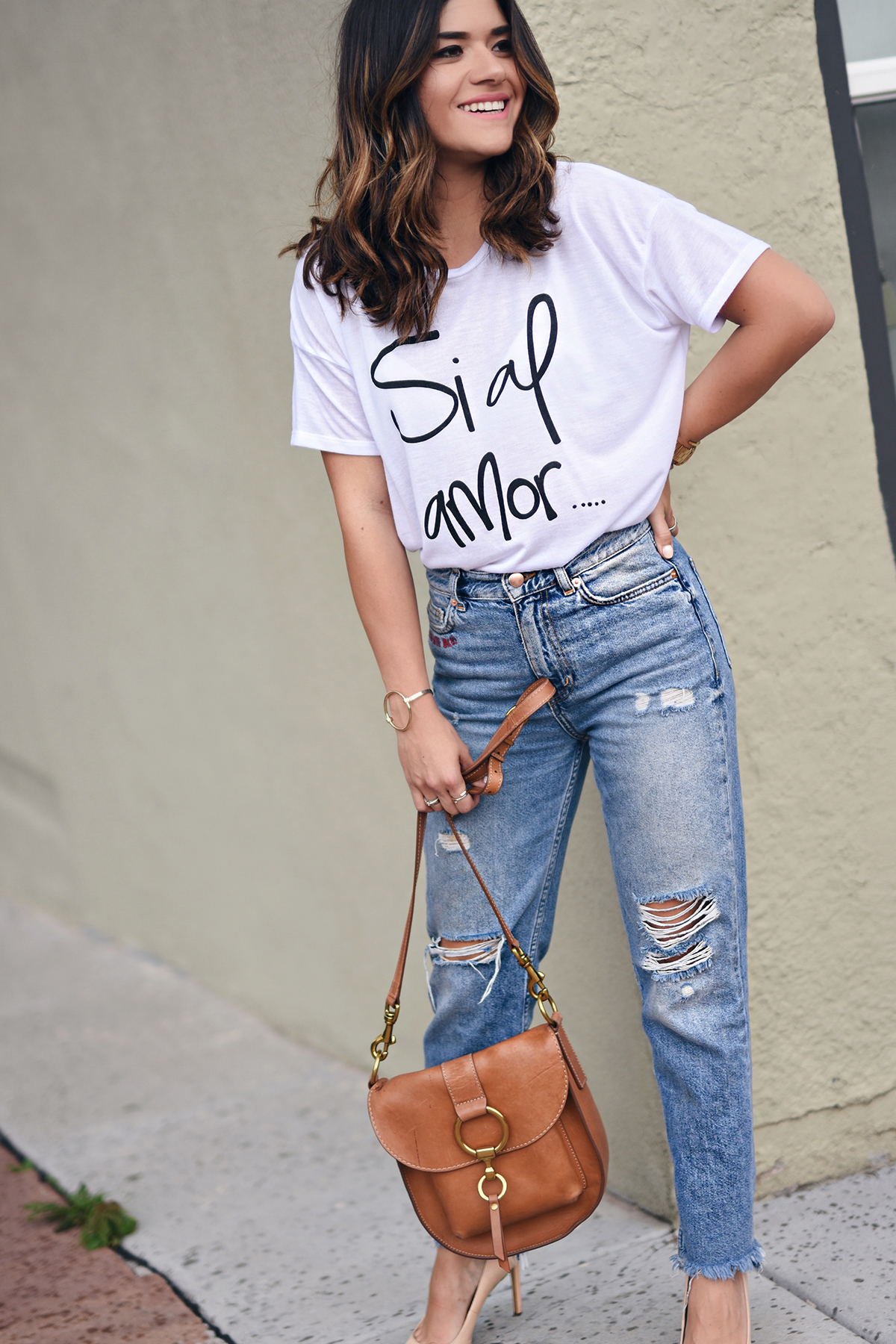 Carolina Hellal of Chic Talk wearing a t-shirt from the Si al amor t-shirt collection by Chic Talk. 