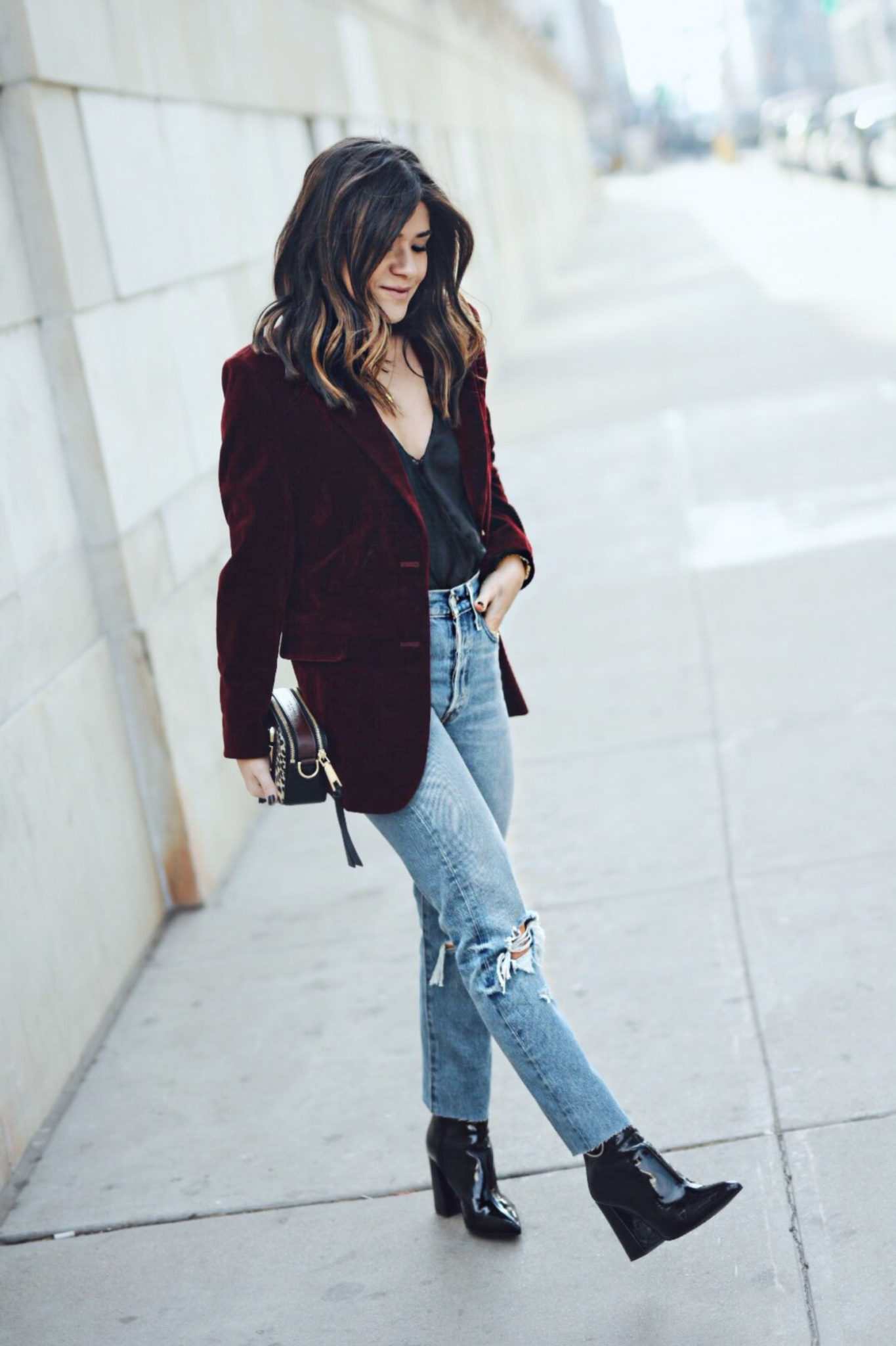 Velvet Jacket And Jeans Outfit - une femme d'un certain âge