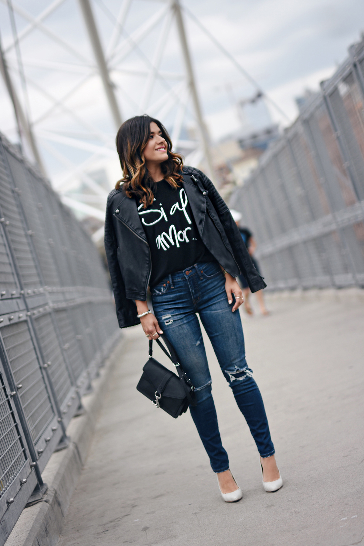 Carolina Hellal of Chic Talk wearing a t-shirt from the Si al amor t-shirt collection by popular Denver fashion blogger Chic Talk