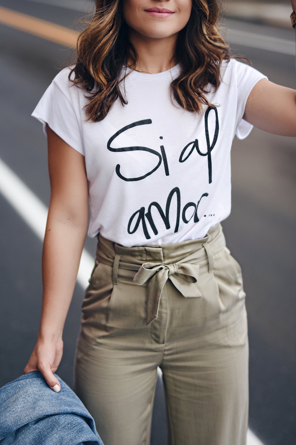 Carolina Hellal of Chic Talk wearing a t-shirt from the Si al amor t-shirt collection by popular Denver fashion blogger Chic Talk