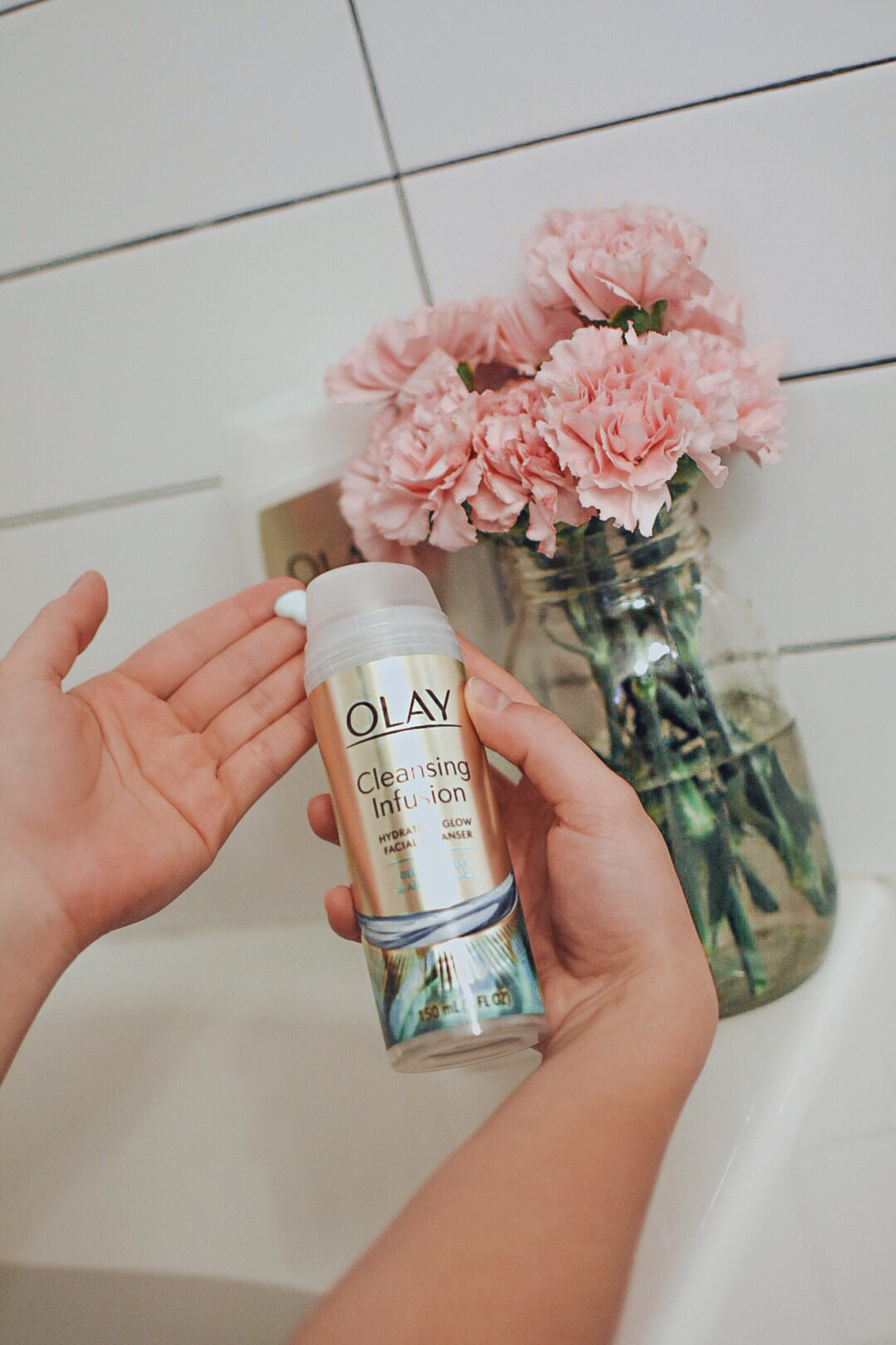 Carolina Hellal of Chic Talk trying out the new Olay Cleansing Infusions - GLOWY SKIN WITH OLAY CLEANSING INFUSIONS by popular Denver beauty blogger Chic Talk.