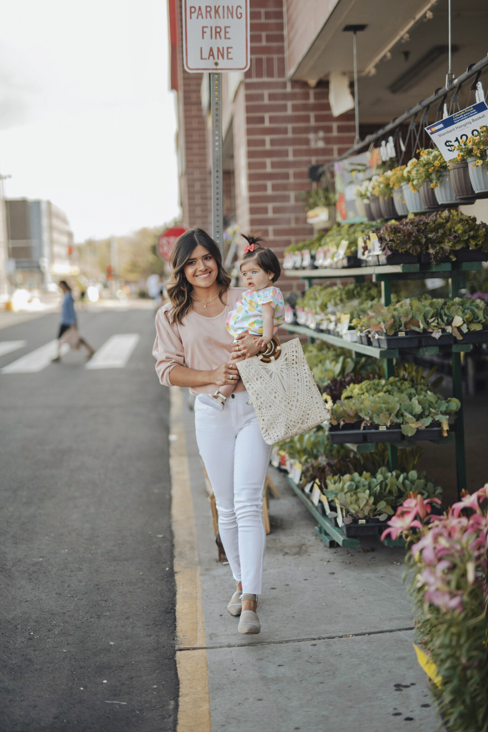 15 Stylish And Comfy Mom Jeans Outfits For Spring - Styleoholic