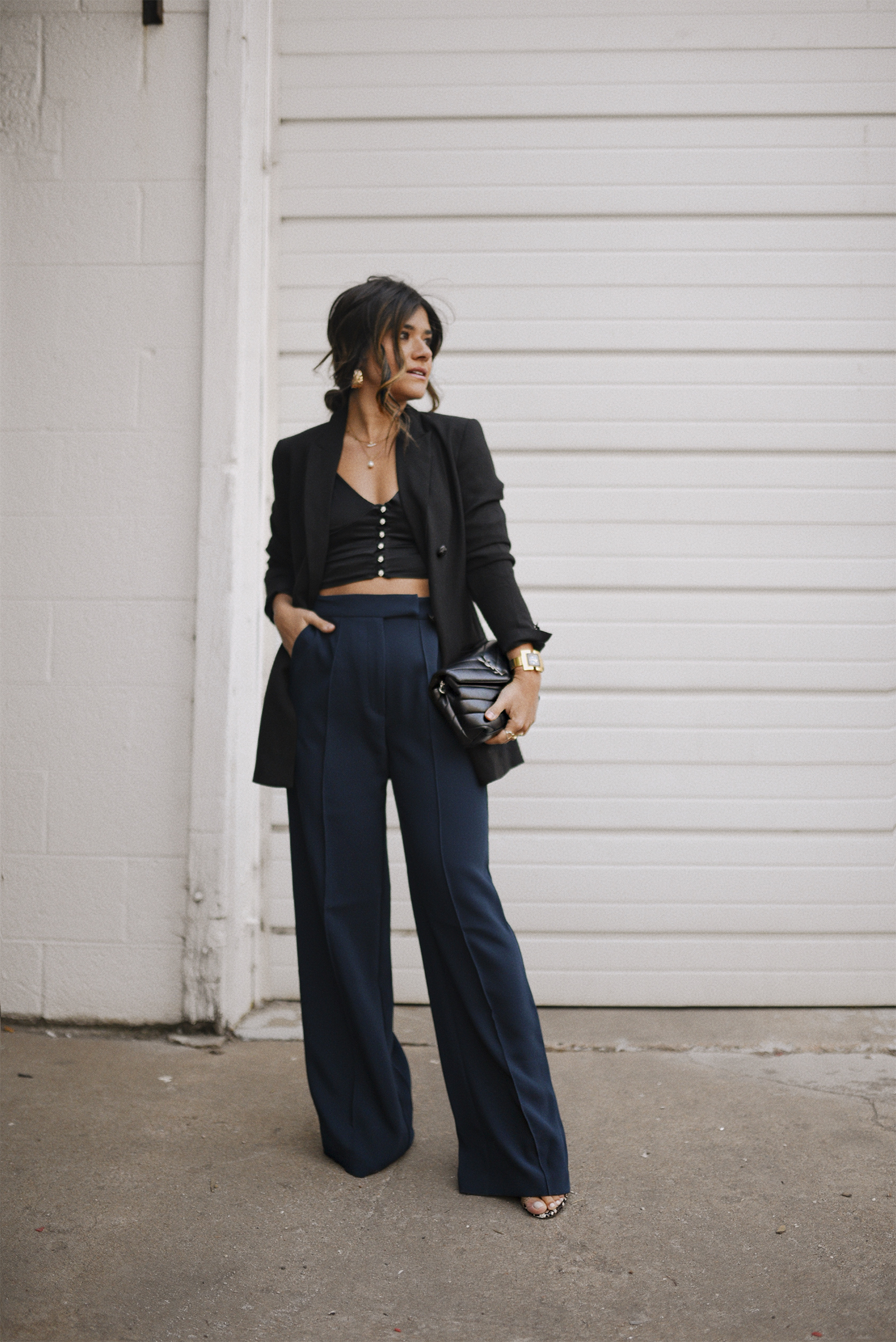 Street Style & Fashion Tips  Outfit con pantalon gris, Moda gris