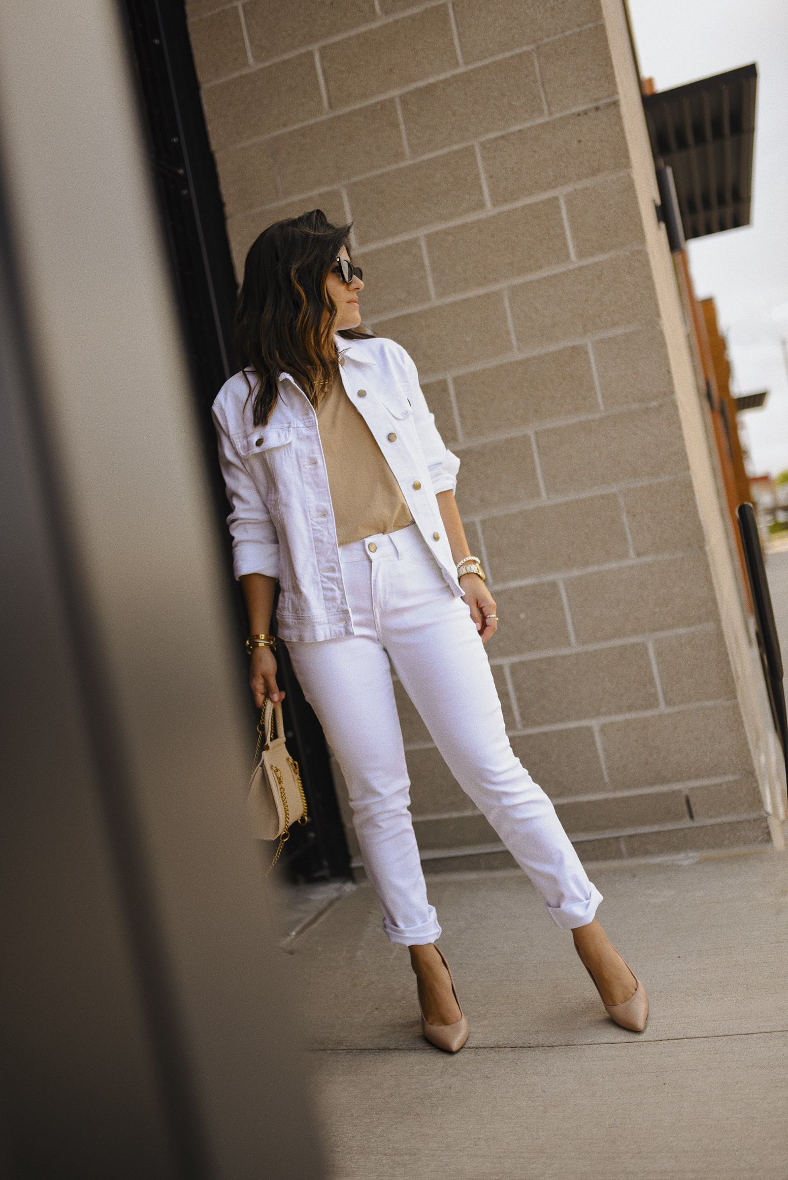 Carolina Hellal of Chic Talk wearing a LEE Jeans white denim jacket and LEE white jeans, Sam Edelman nude pumps and Le Specs last The last Lolita sunglasses
