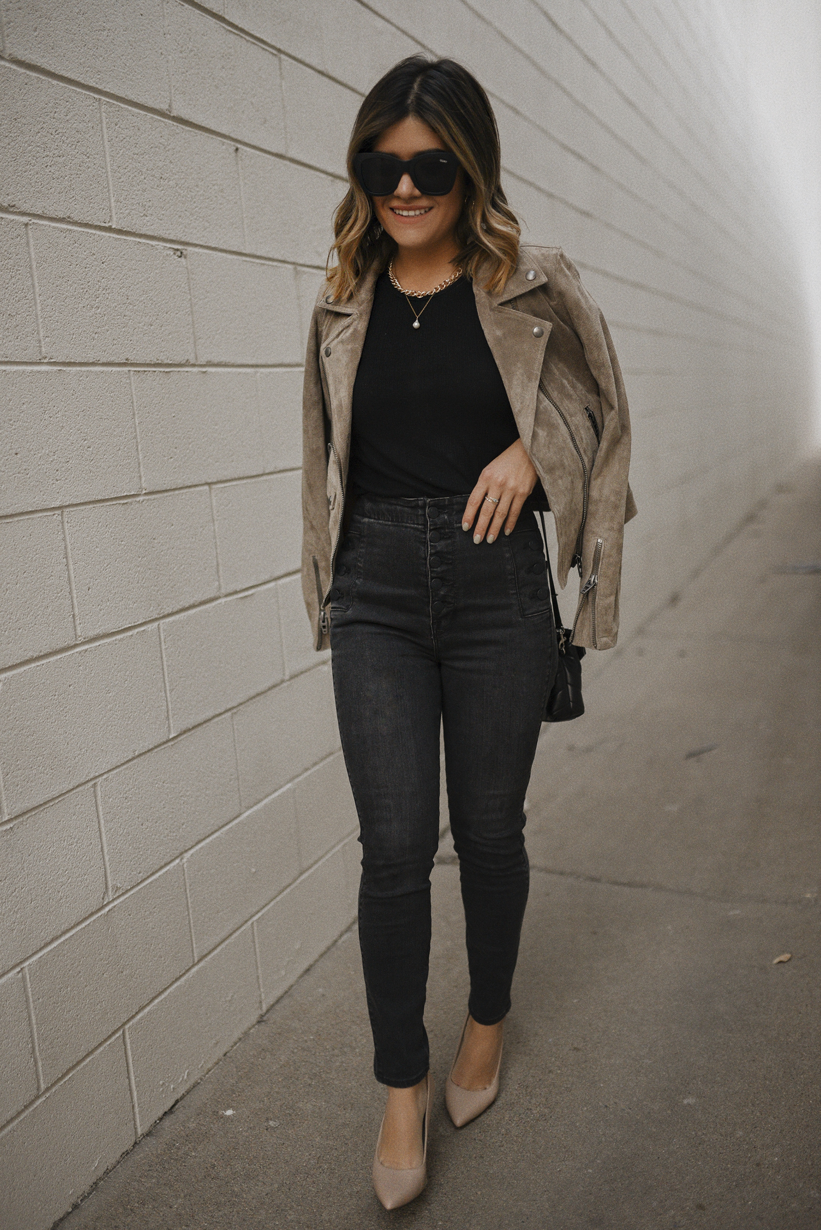 Carolina Hellal of Chic Talk wearing a fall outfit featuring  BLANKNYC jacket, Michael Stars black tank top, JBrand skinny jeans and QUAY sunglasses. 