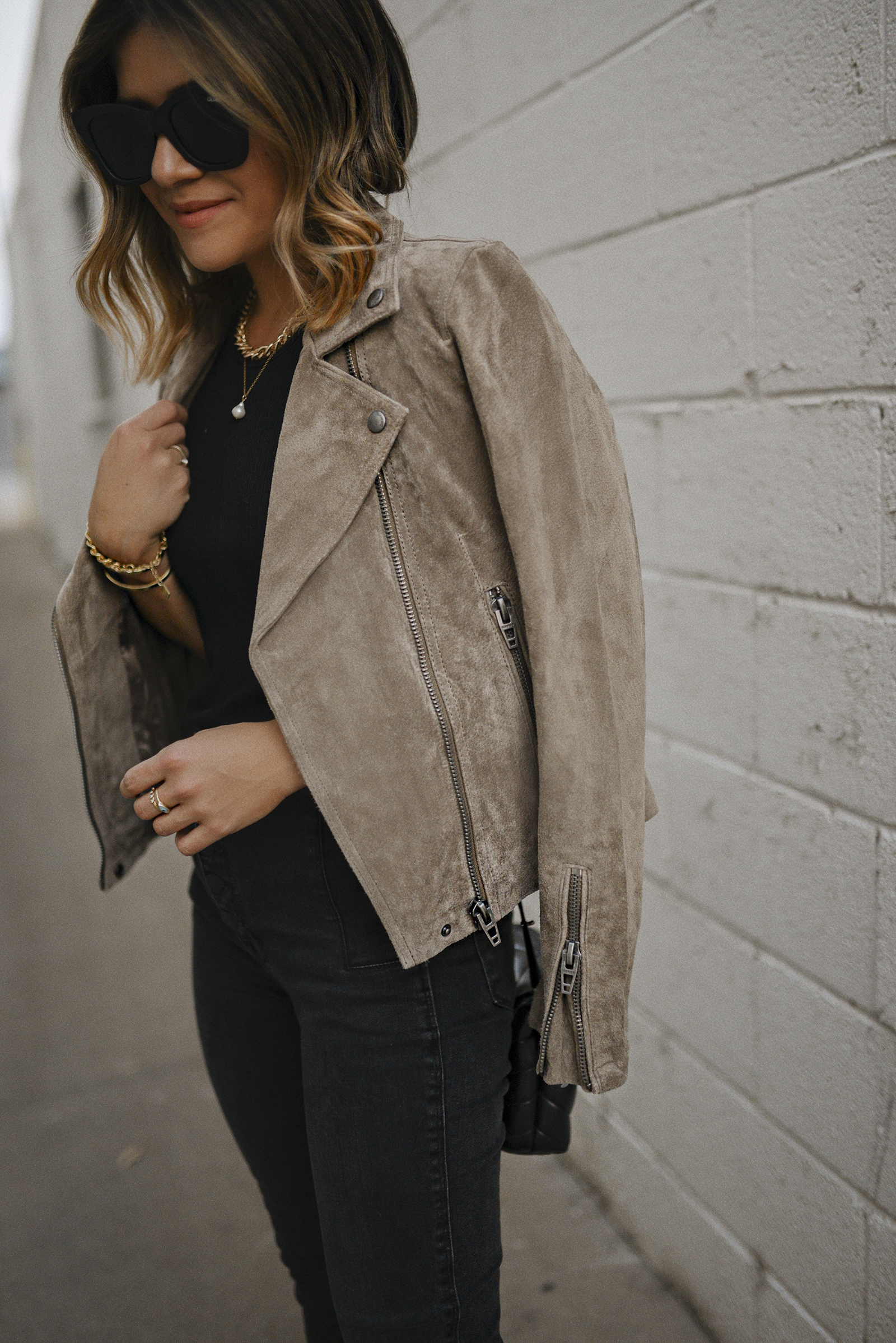 Carolina Hellal of Chic Talk wearing a fall outfit featuring  BLANKNYC jacket, Michael Stars black tank top, JBrand skinny jeans and QUAY sunglasses. 