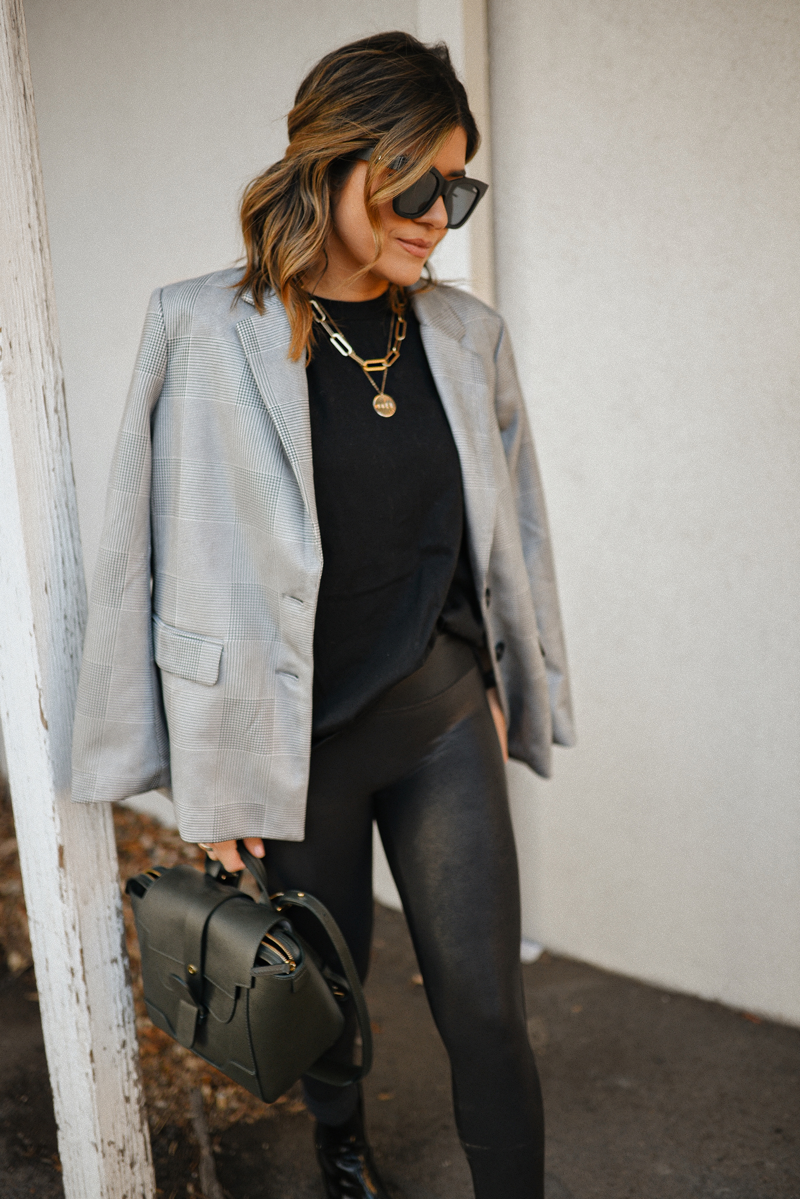 A COMFY AND CHIC LOOK WITH FAUX LEATHER LEGGINGS