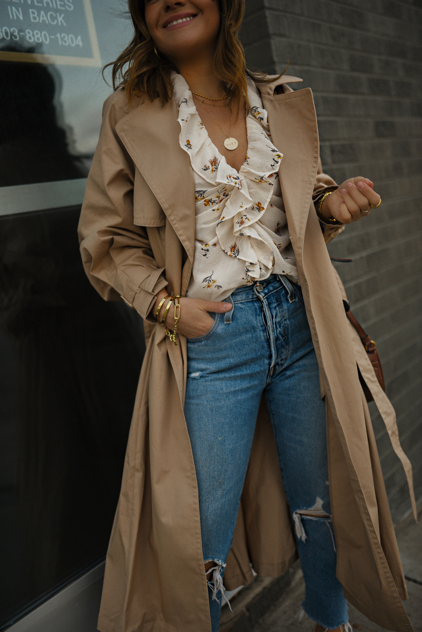 Carolina Hellal of Chic Talk wearing a trench coat via Express, Levi's skinny jeans, Vince Camuto gold sandals and Marc Jacobs crossbody bag. 