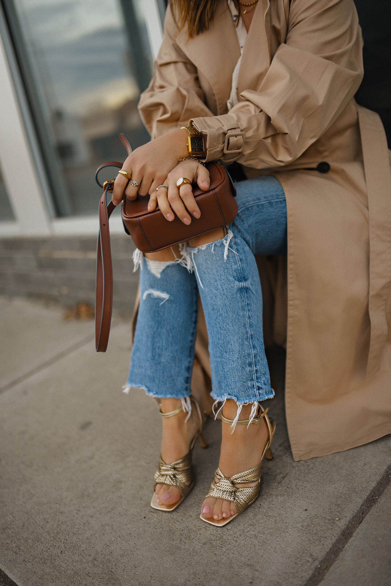 Carolina Hellal of Chic Talk wearing a trench coat via Express, Levi's skinny jeans, Vince Camuto gold sandals and Marc Jacobs crossbody bag. 