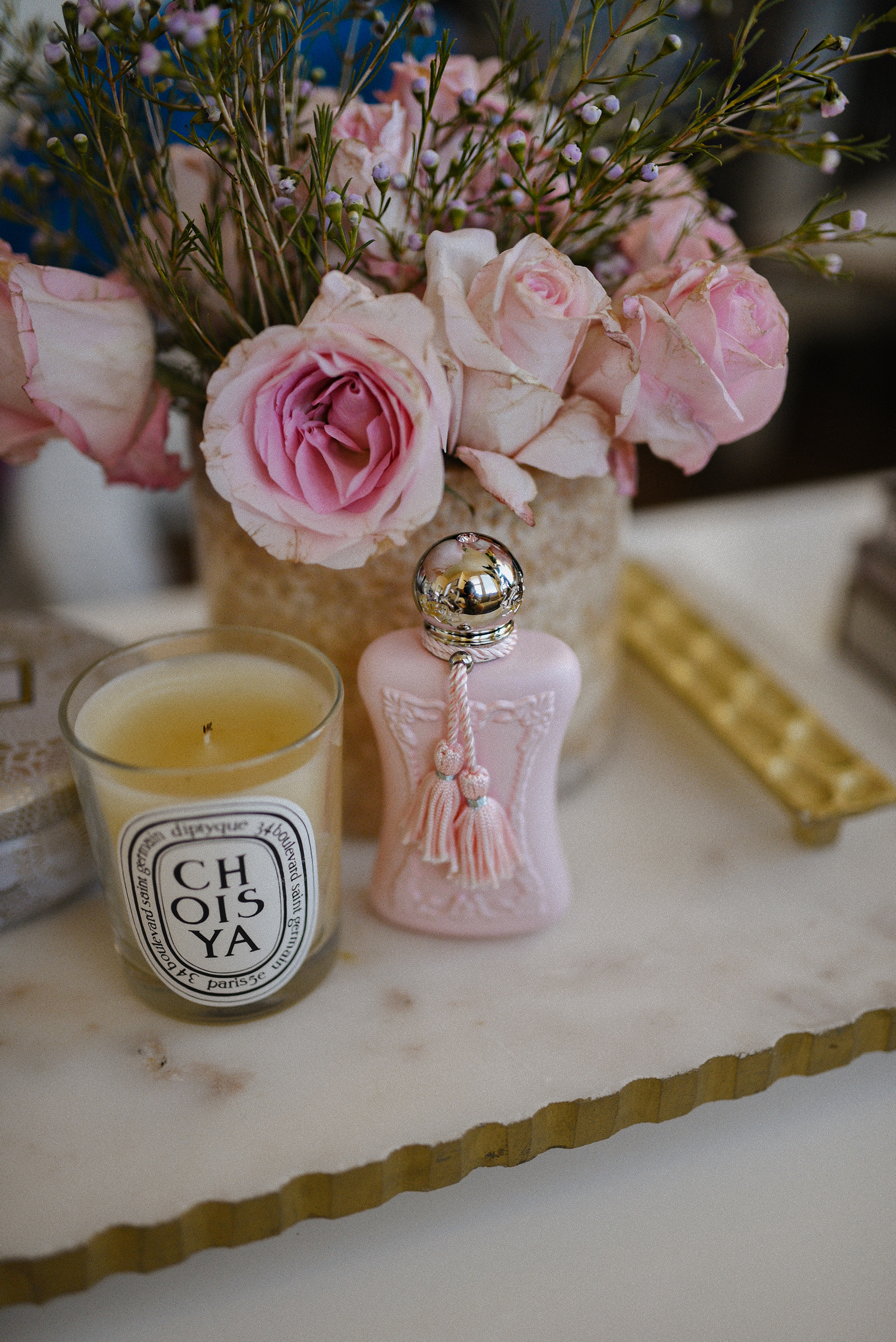 Perfume and candles as the perfect gift for her on Valentine's day. 