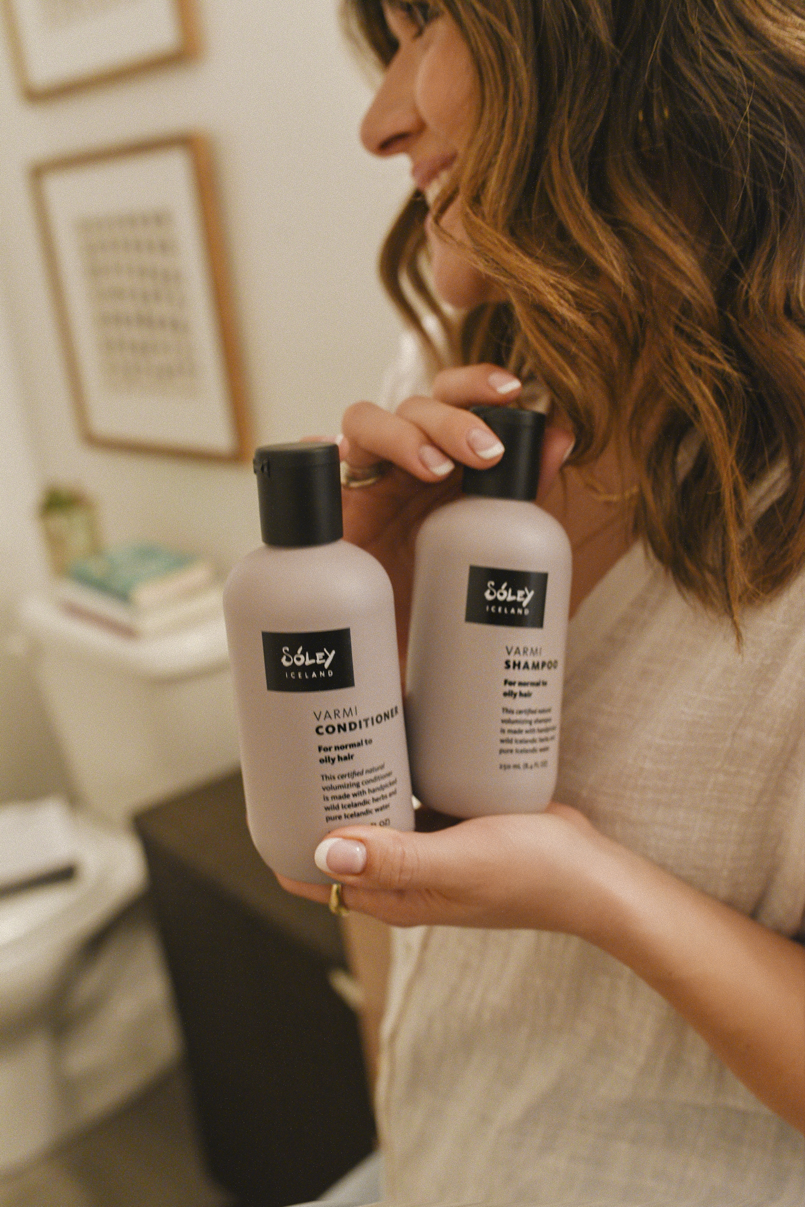 Carolina Hellal of Chic Talk trying Sóley Iceland Varmi shampoo and conditioner for the first time. 