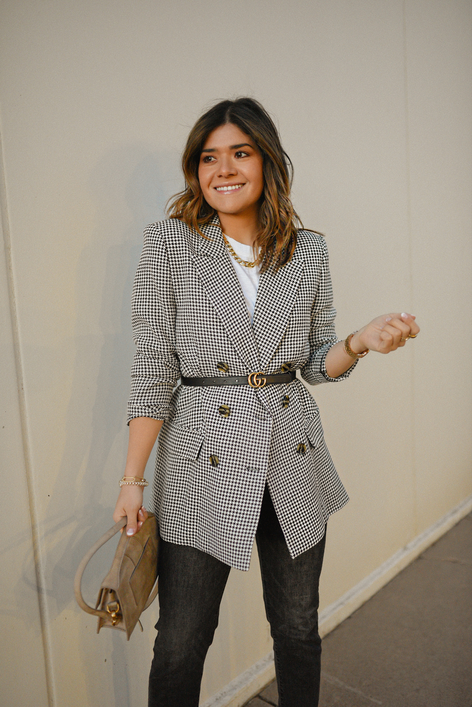 Carolina Hellal of Chic Talk wearing a WAYF plaid blazer, a white Abercrombie white t-shirt, Levi's jeans and Steve Madden white pumps. 