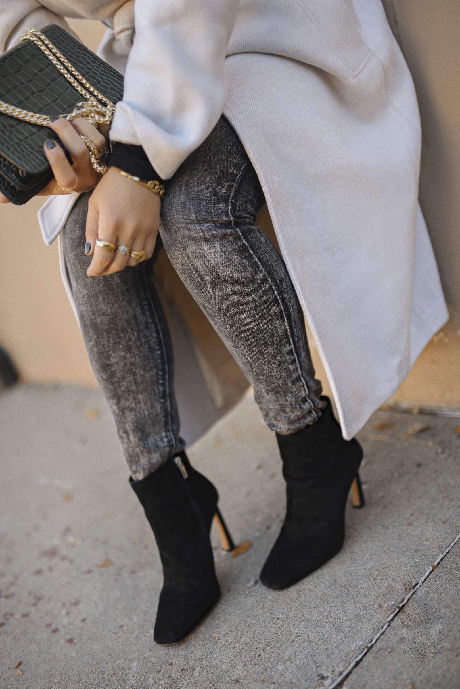 Carolina Hellal of Chic Talk wearing an H&M white coat, Express skinny jeans, Vince Camuto black booties and Quay afterhours sunglasses