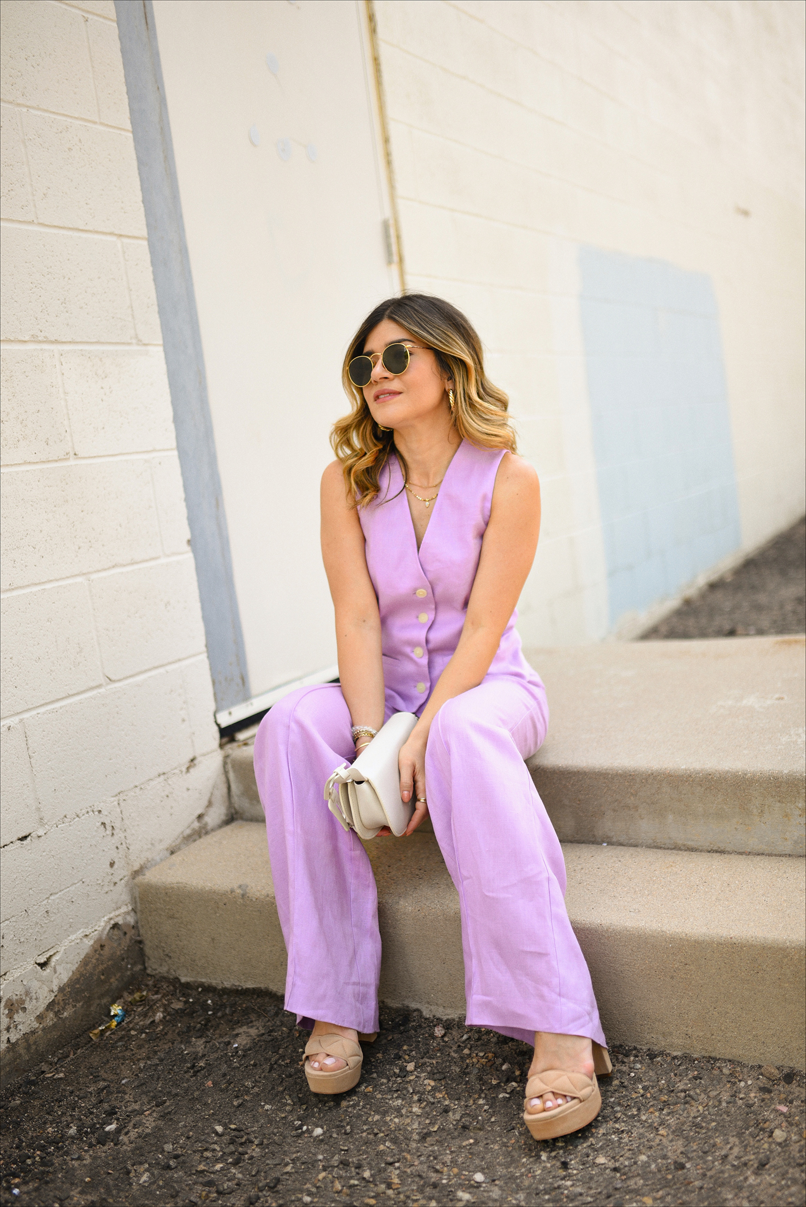 Carolina Hellal of Chic Talk wearing a pink linen set from Mango, Melie Bianco white shoulder bag, Vince Camuto nude sandals, and rounded Rayban sunglasses