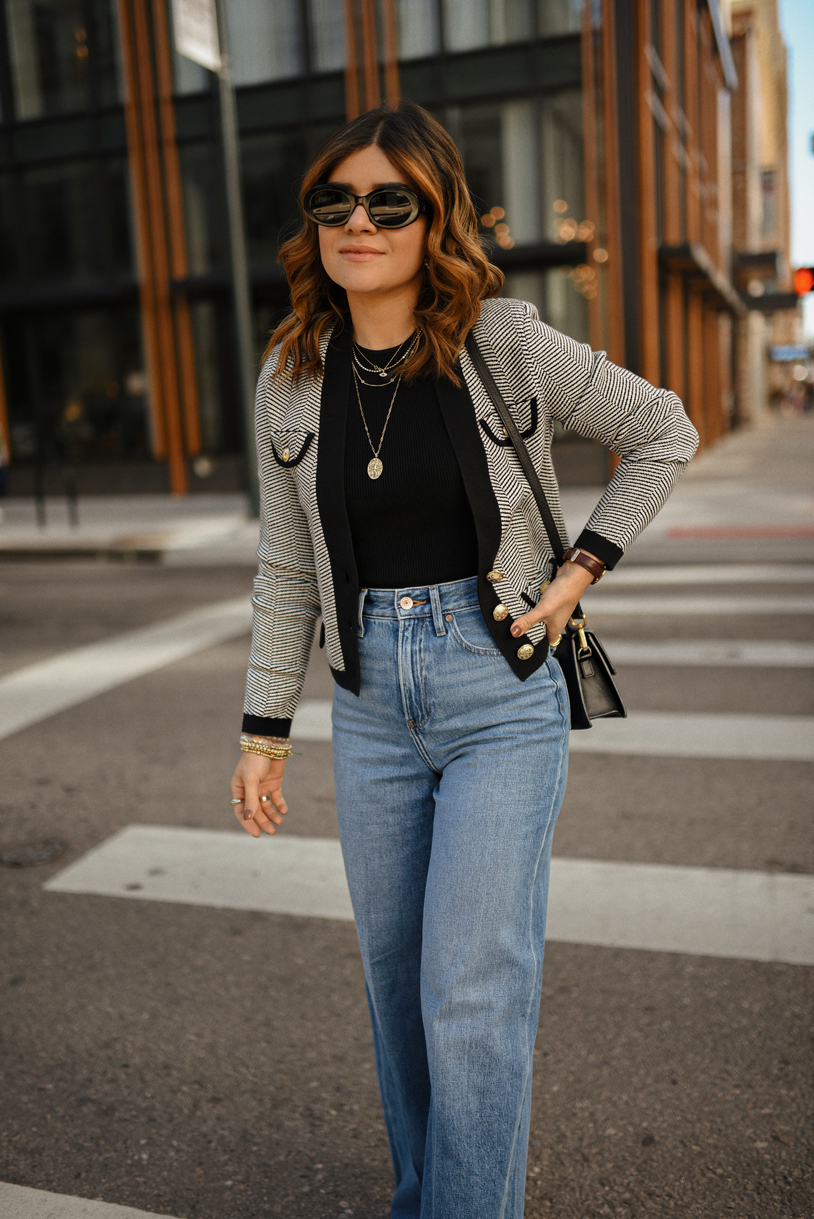 CAROLINA HELLAL FROM CHIC TALK WEARING WIDE LEG JEANS VIA EXPRESS, CHANEL INSPIRED JACKET, JACQUEMUS LE GRAND BAMBINO TOP HANDLE BAG, AND CELINE TRIOMPHE SUNGLASSES.
