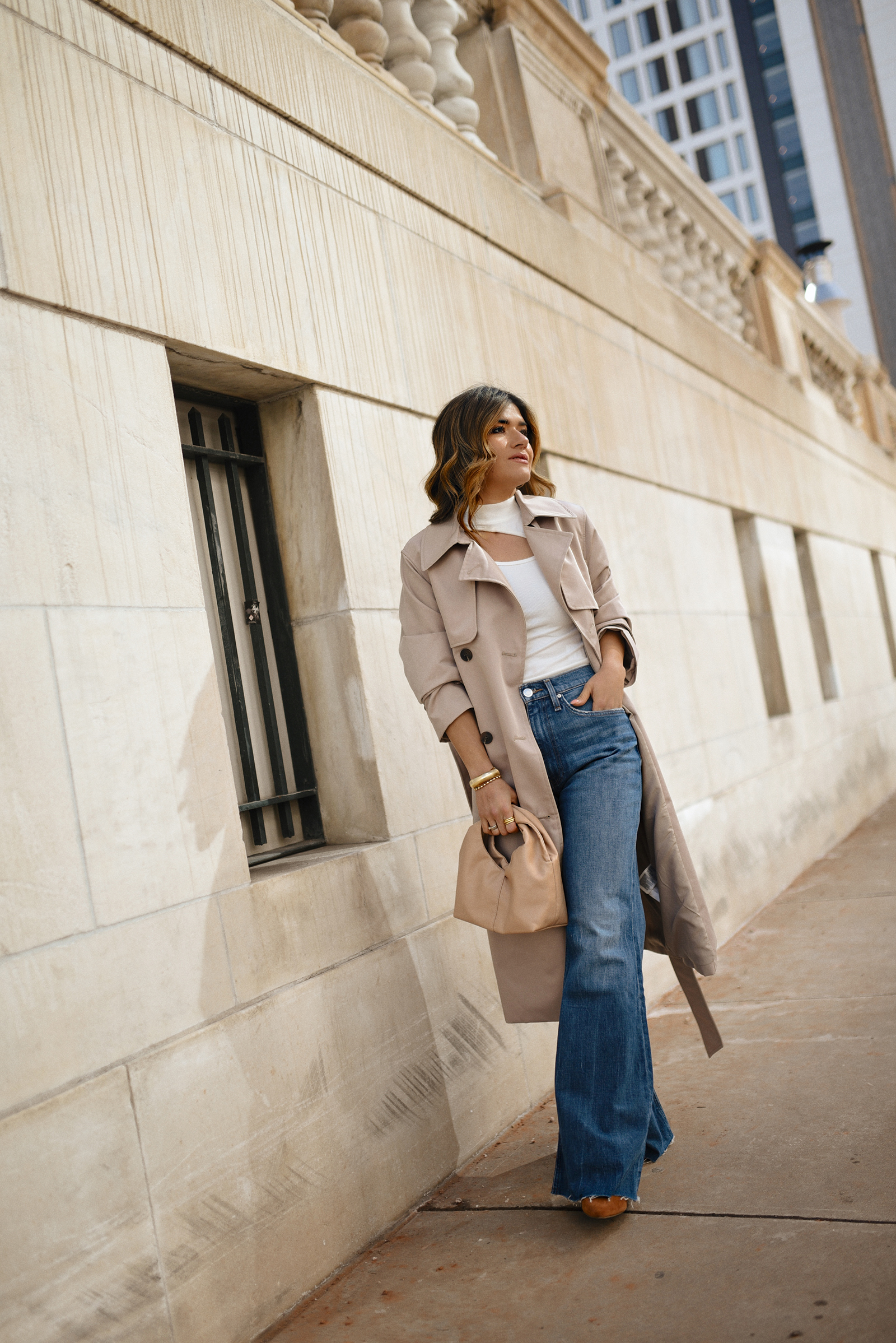 Carolina Hellal of CHIC TALK wearing a Hudson wide leg jeans and tank top, and a Target trench coat and crossbody bag