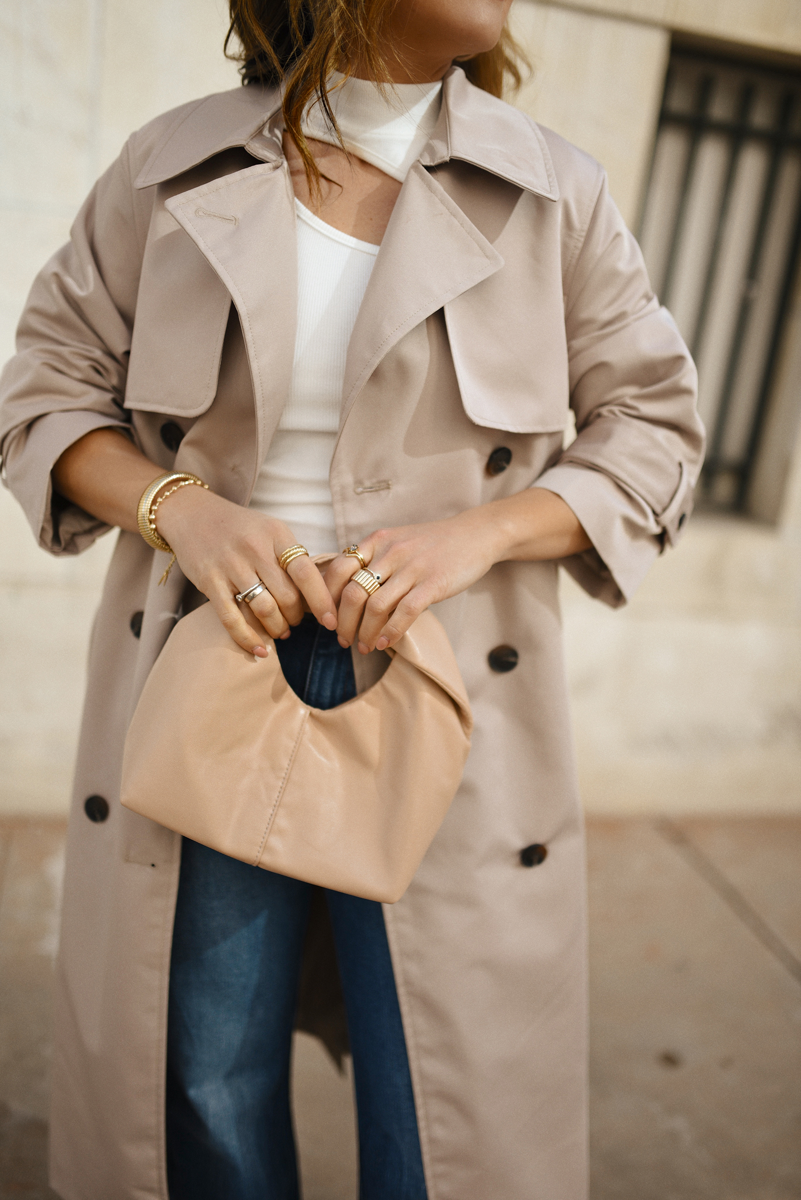 Carolina Hellal of CHIC TALK wearing a Hudson wide leg jeans and tank top, and a Target trench coat and crossbody bag