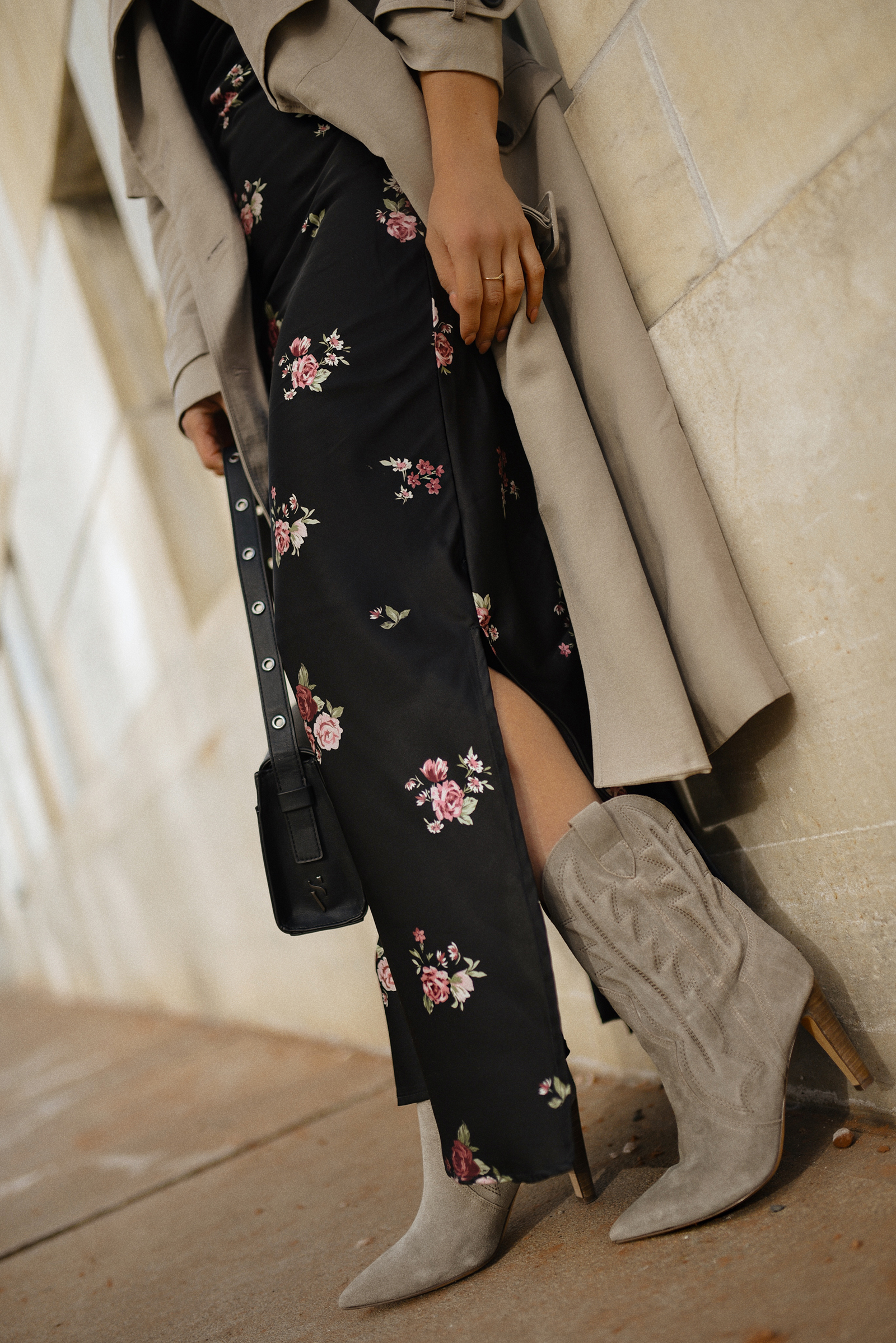 Carolina Hellal of Chic Talk wearing a midi floral dress, a trench coat, a cowboy boots and a necklace, everything via Kohls!