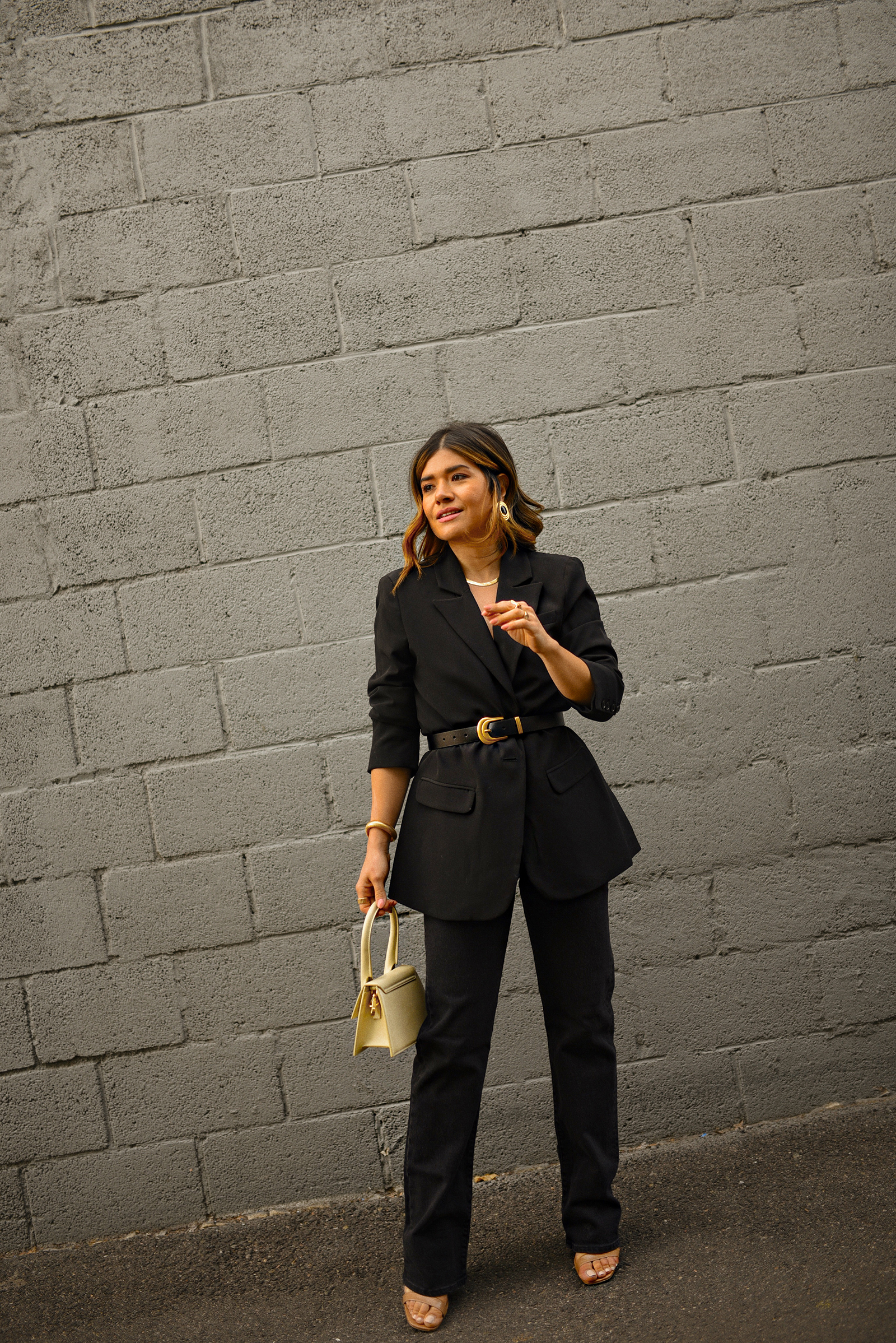 Carolina Hellal of CHIC TALK wearing a 501 black jeans via Levis, black blazer, Amazon fashion belt and a Jacquemus bag