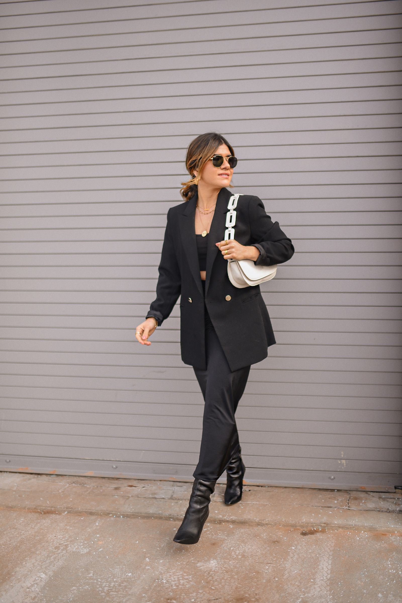 Carolina Hellal of Chic Talk wearing a total black look with midi skirt, crop top and blazer
