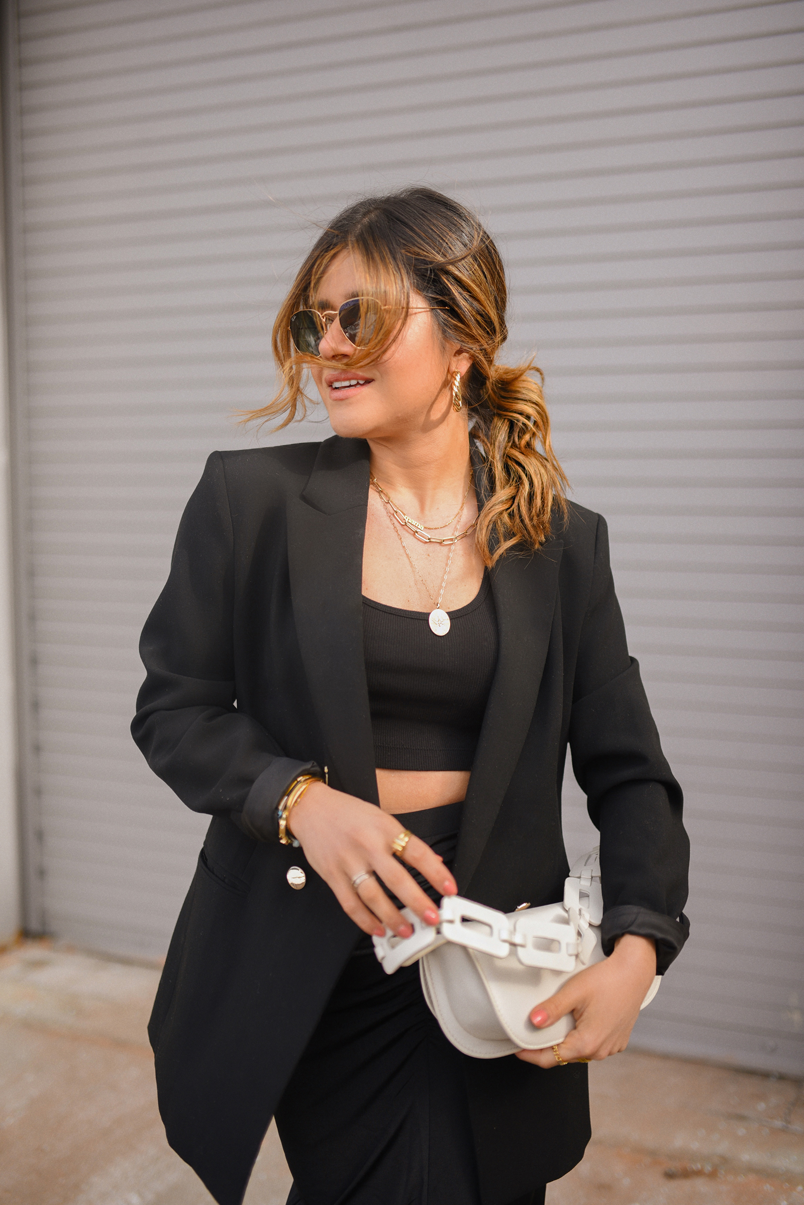 Carolina Hellal of Chic Talk wearing a total black look with midi skirt, crop top and blazer