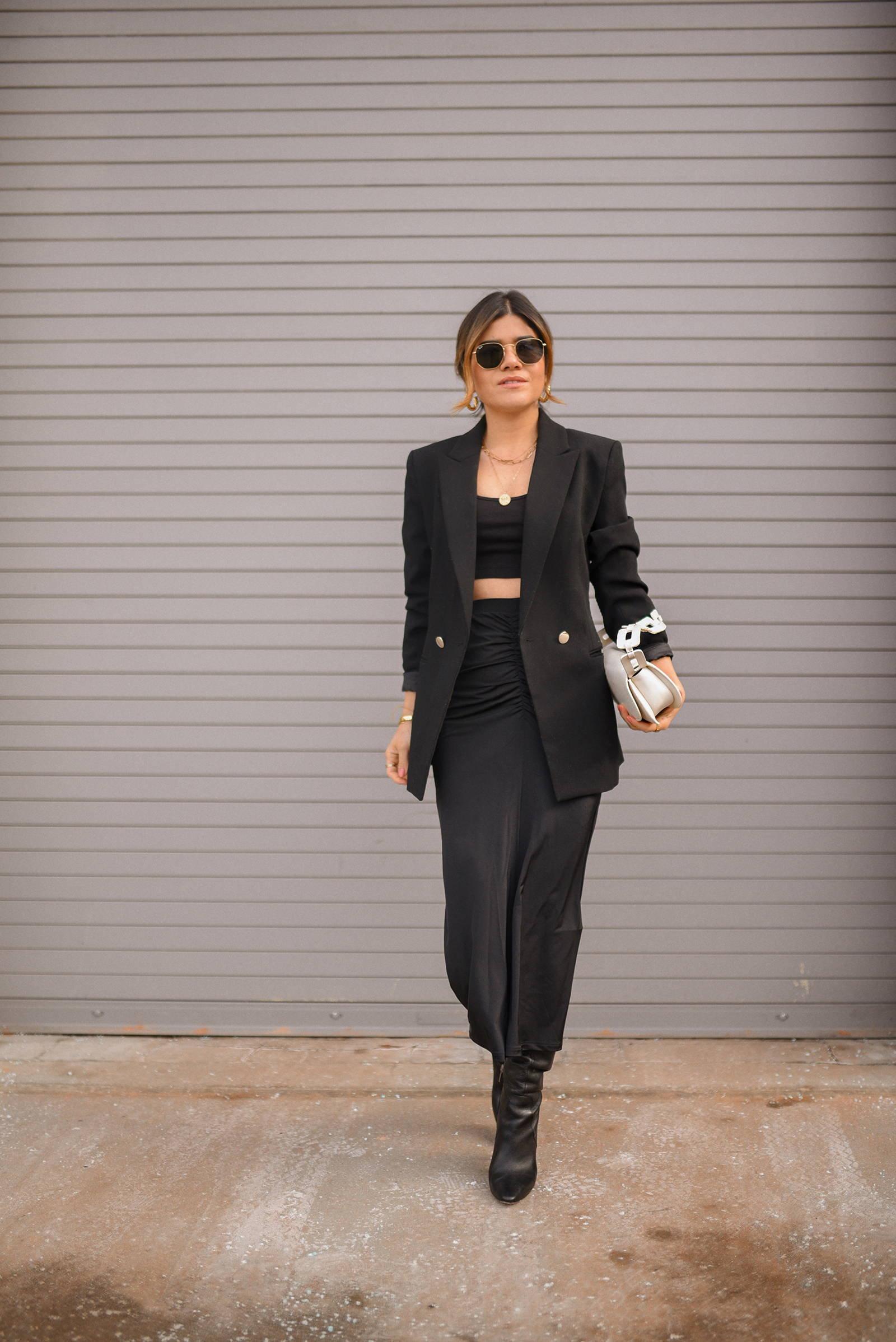 Carolina Hellal of Chic Talk wearing a total black look with midi skirt, crop top and blazer