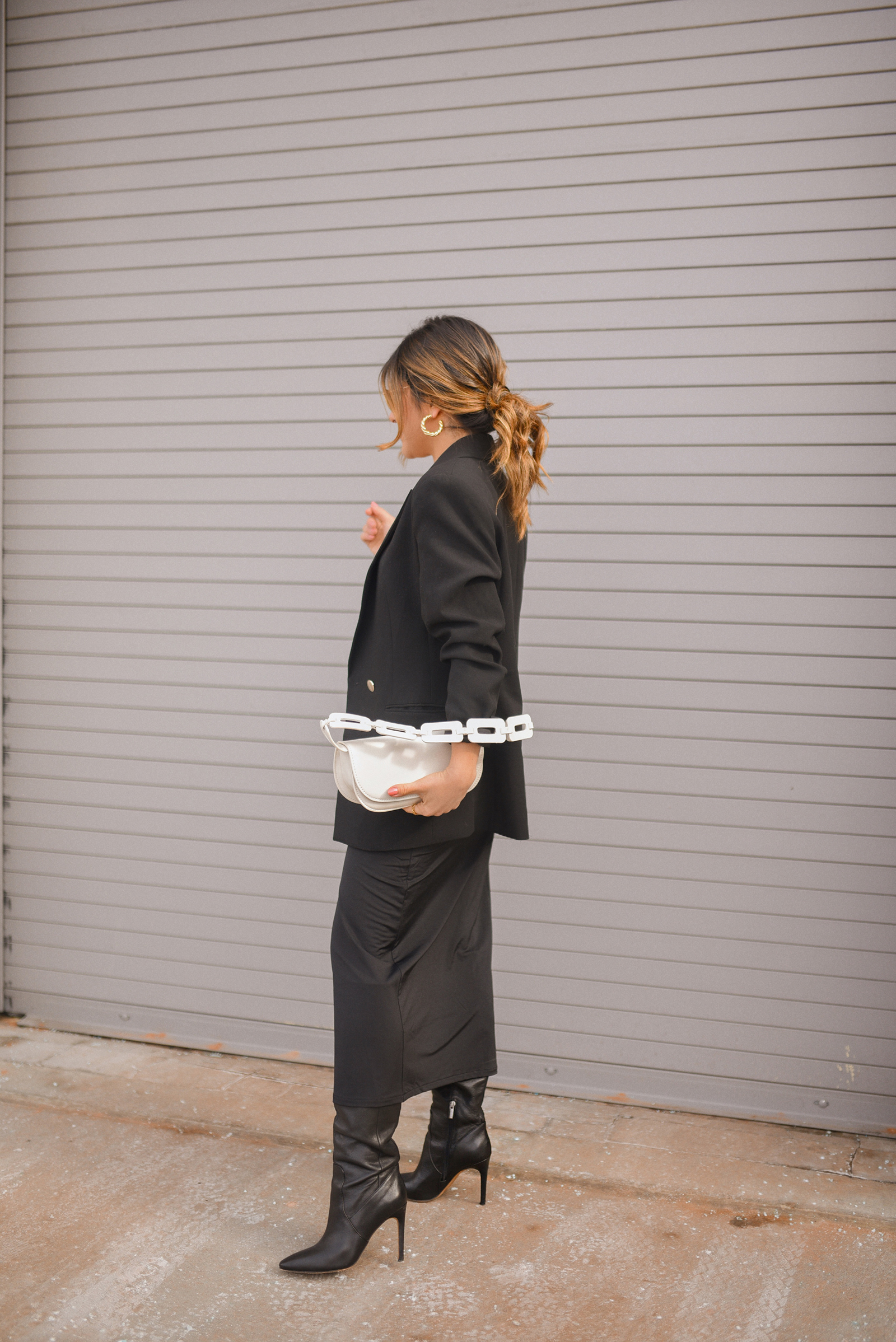 Carolina Hellal of Chic Talk wearing a total black look with midi skirt, crop top and blazer