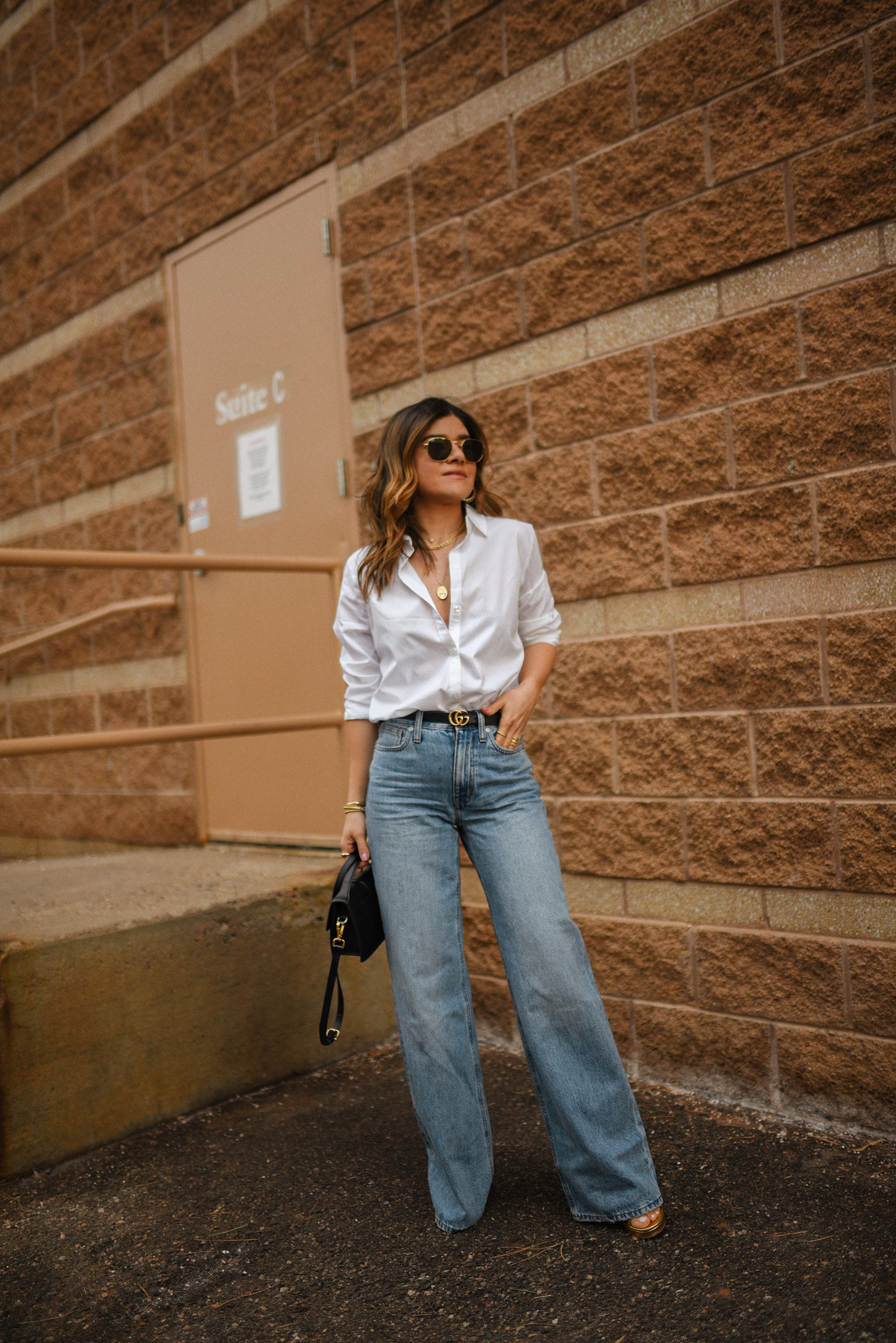Carolina Hellal of Chic Talk wearing a beige blazer, white t-shirt, wide leg jeans via Madewell, Gucci black belt and Jacquemus bag.