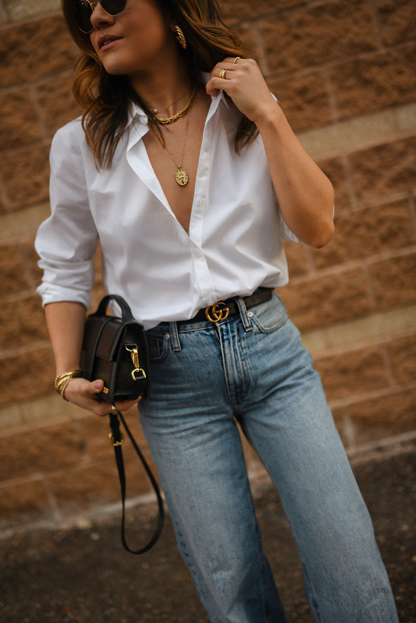 Carolina Hellal of Chic Talk wearing a beige blazer, white t-shirt, wide leg jeans via Madewell, Gucci black belt and Jacquemus bag.