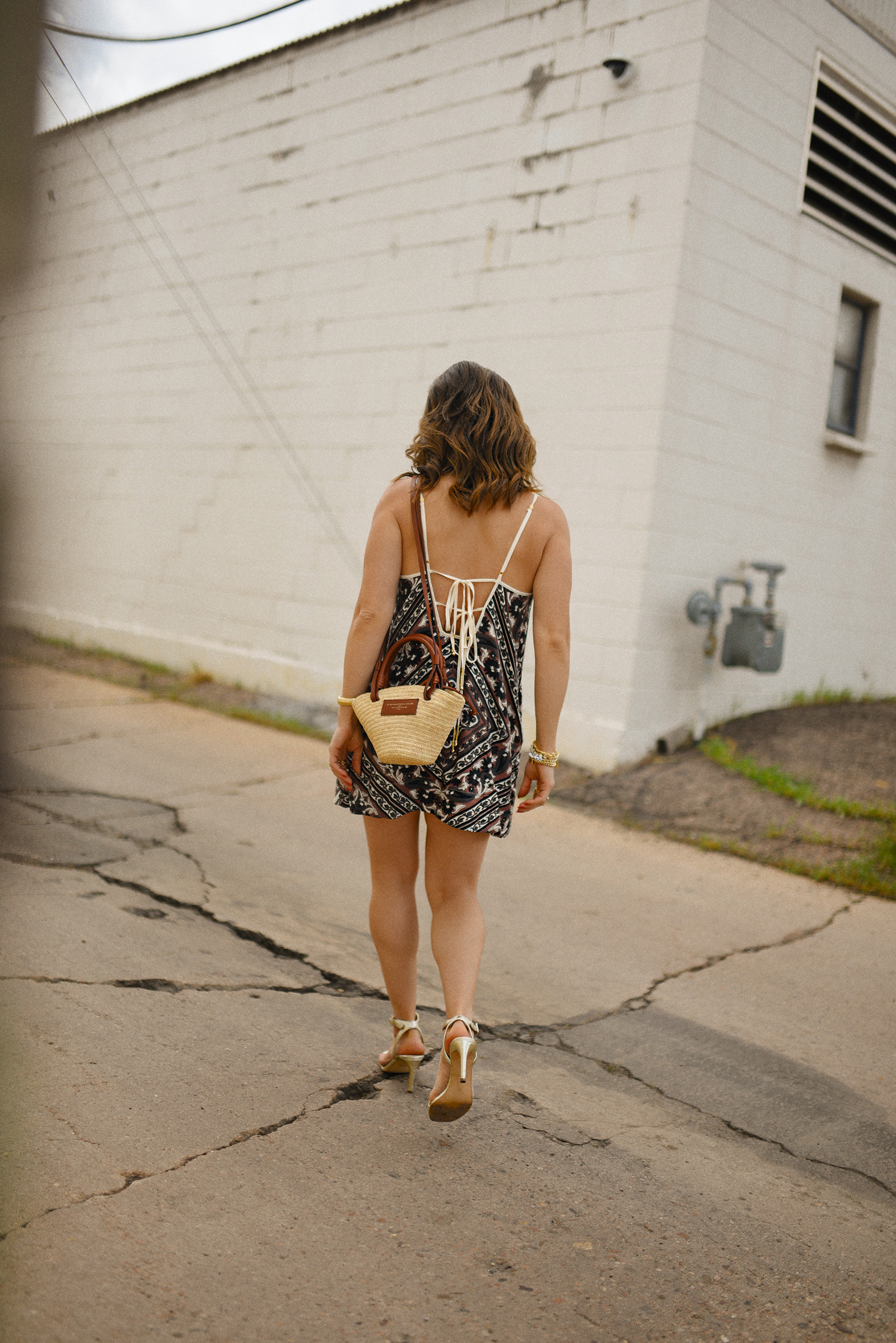 Carolina Hellal of Chic Talk wearin a Free People midi dress, Sézane rafia bag and Sam Edelman sandals