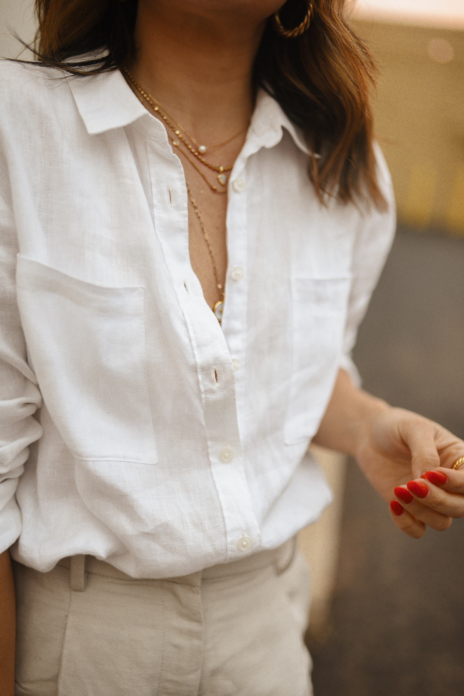 Carolina Hellal of Chic Talk wearing a linen shirt via BODEN, linen shorts from H&M, red sandals via Target, Rayban sunglasses and JAcquemus bag