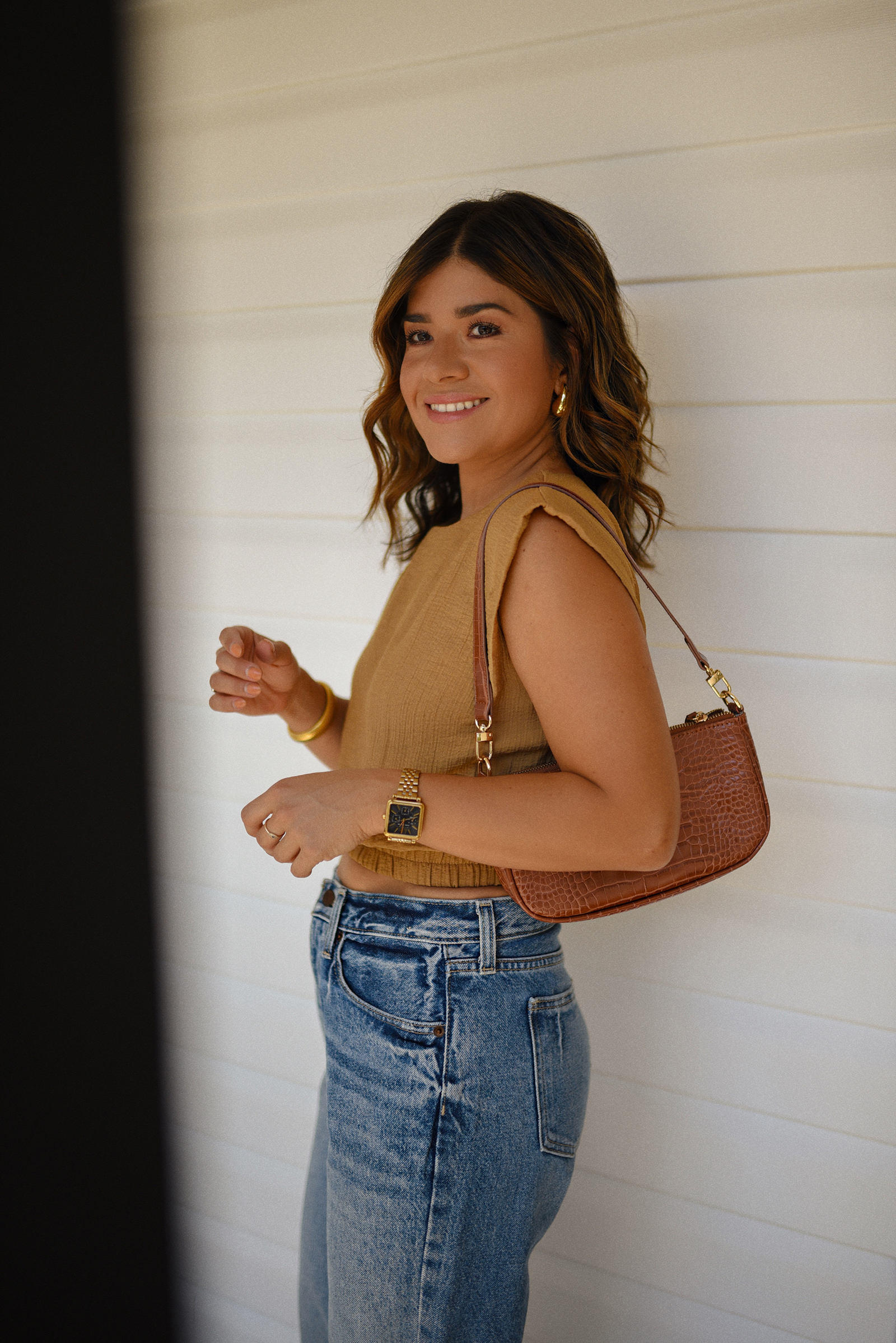 Carolina Hellal of Chic Talk wearing a Target top and jeans, Open Edit sandals and Amazon brown shoulder bag