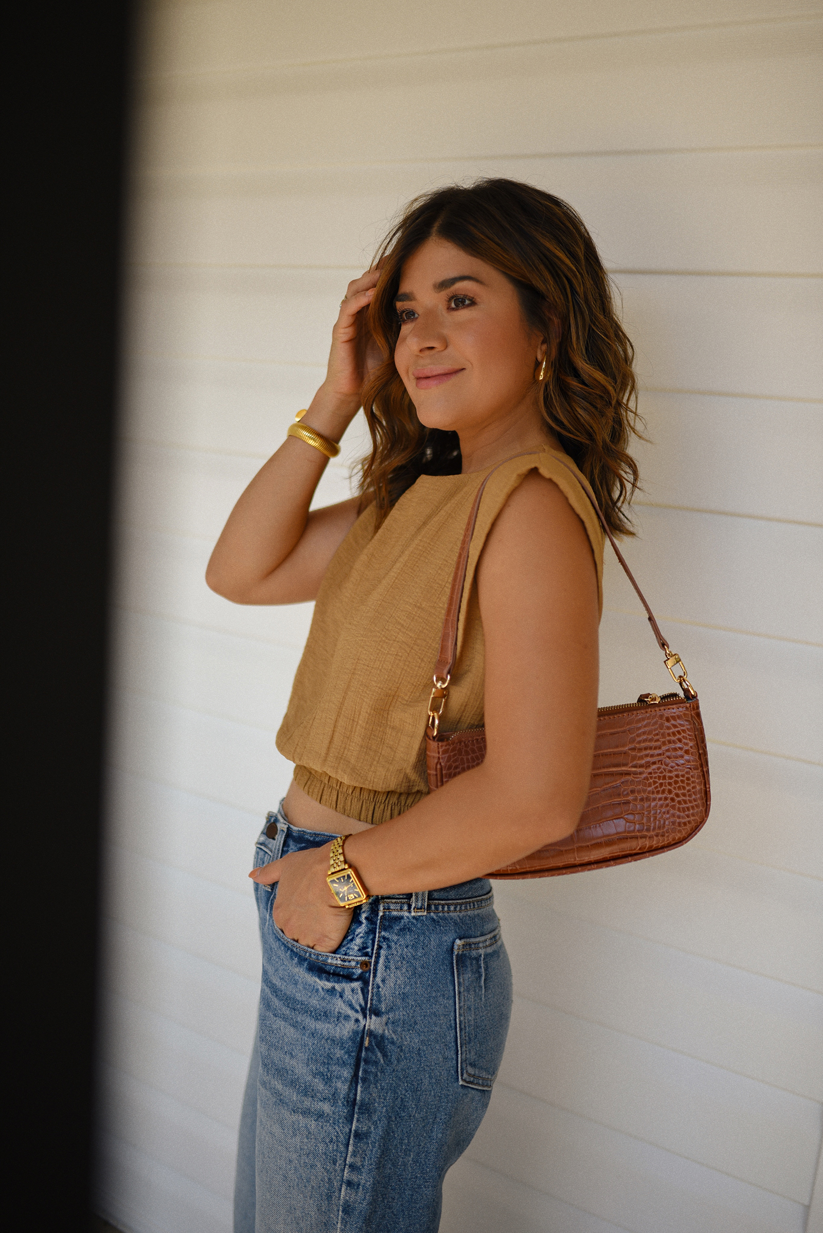 Carolina Hellal of Chic Talk wearing a Target top and jeans, Open Edit sandals and Amazon brown shoulder bag