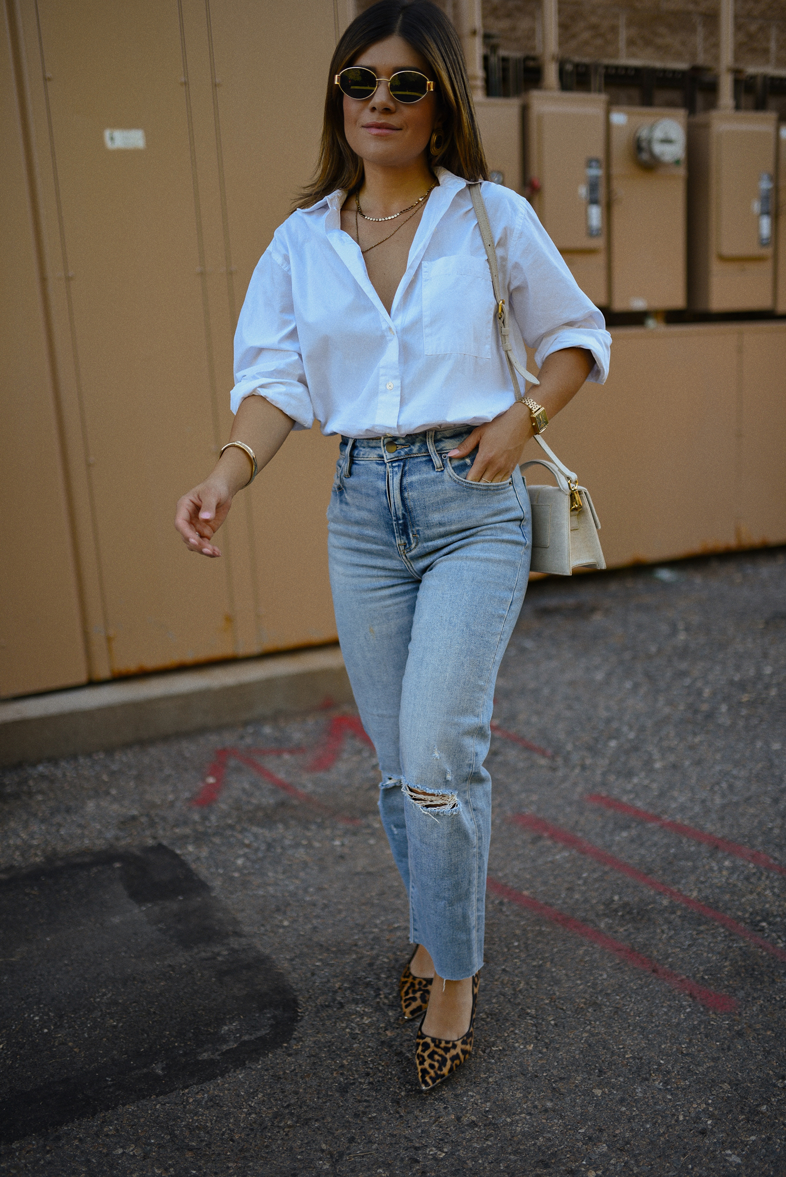 Carolina Hellal of Chic Talk wearing a Dolce Vita suede pumps, Vici jeans, Walmart white shirt and Jacquemus beige bag