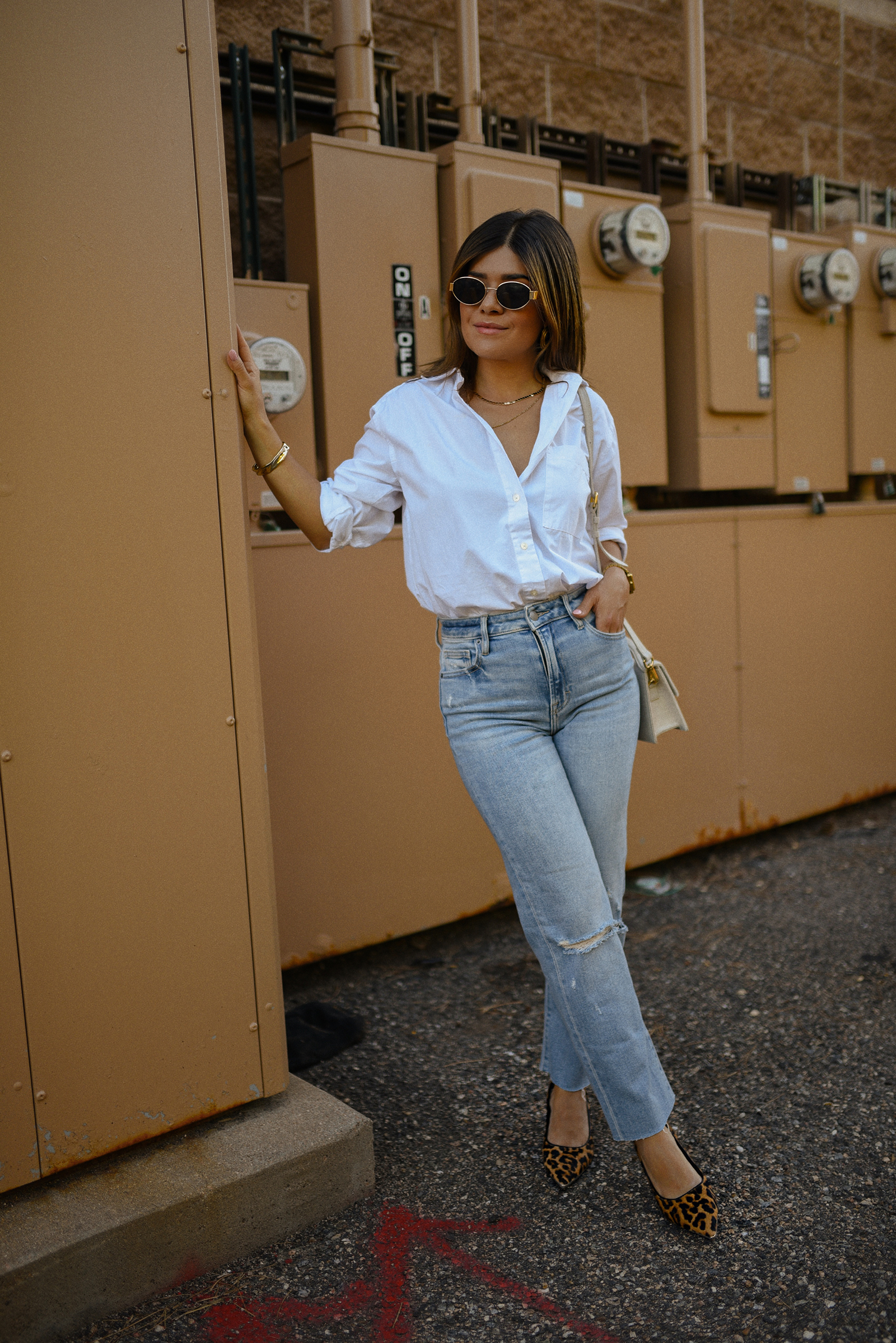 Carolina Hellal of Chic Talk wearing a Dolce Vita suede pumps, Vici jeans, Walmart white shirt and Jacquemus beige bag