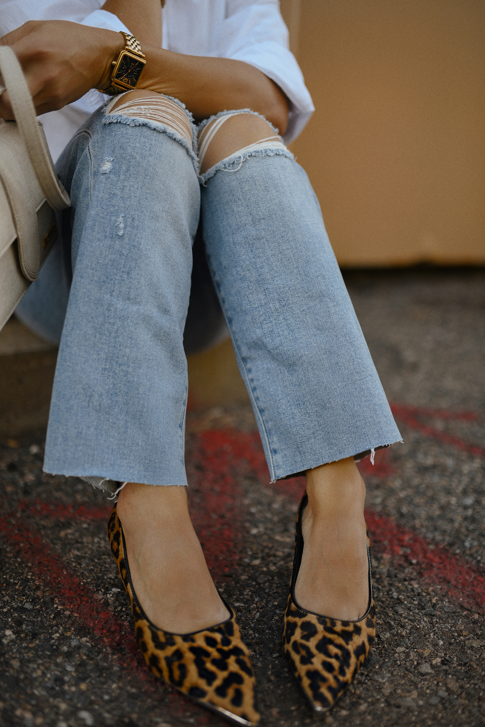 Carolina Hellal of Chic Talk wearing a Dolce Vita suede pumps, Vici jeans, Walmart white shirt and Jacquemus beige bag