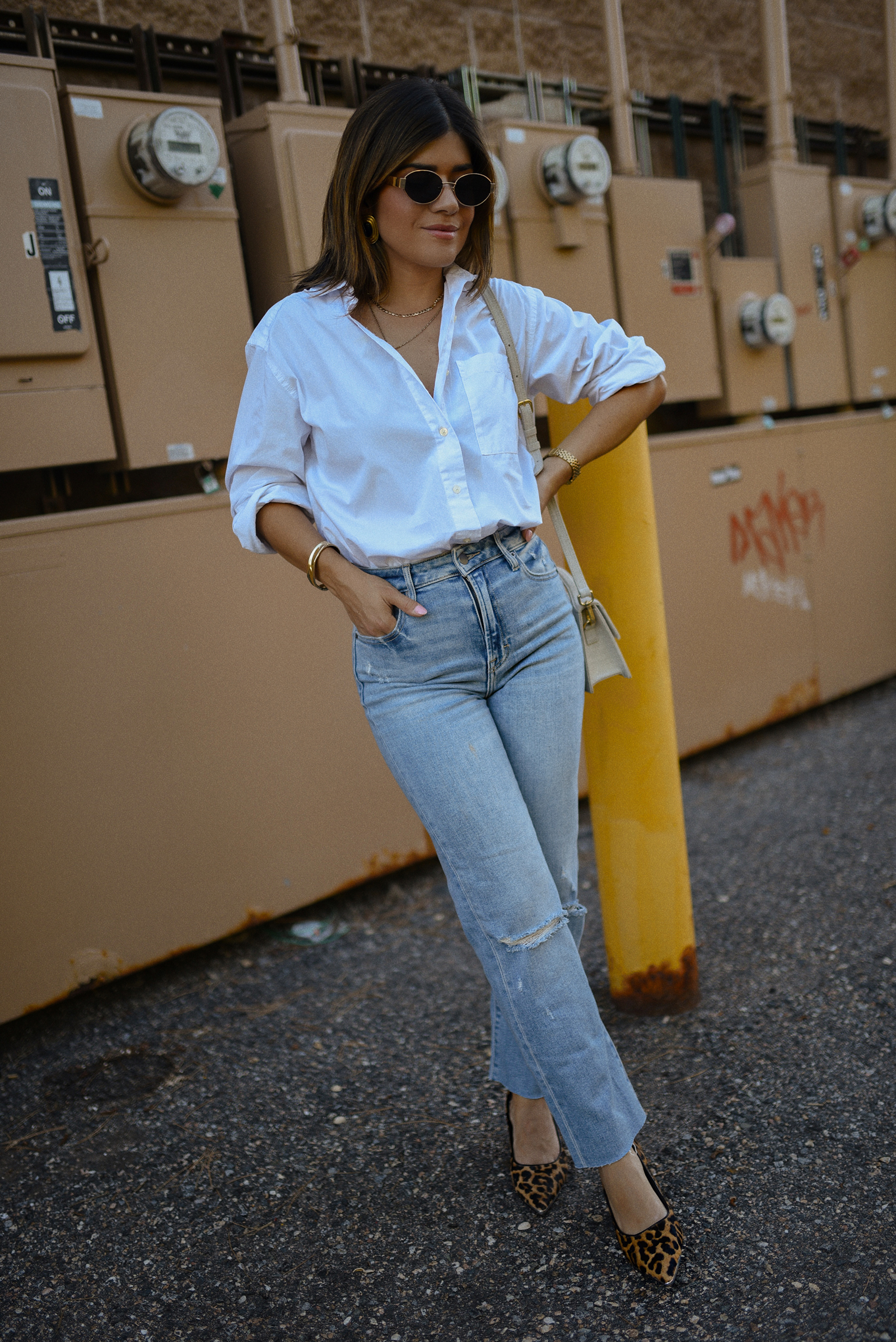 Carolina Hellal of Chic Talk wearing a Dolce Vita suede pumps, Vici jeans, Walmart white shirt and Jacquemus beige bag