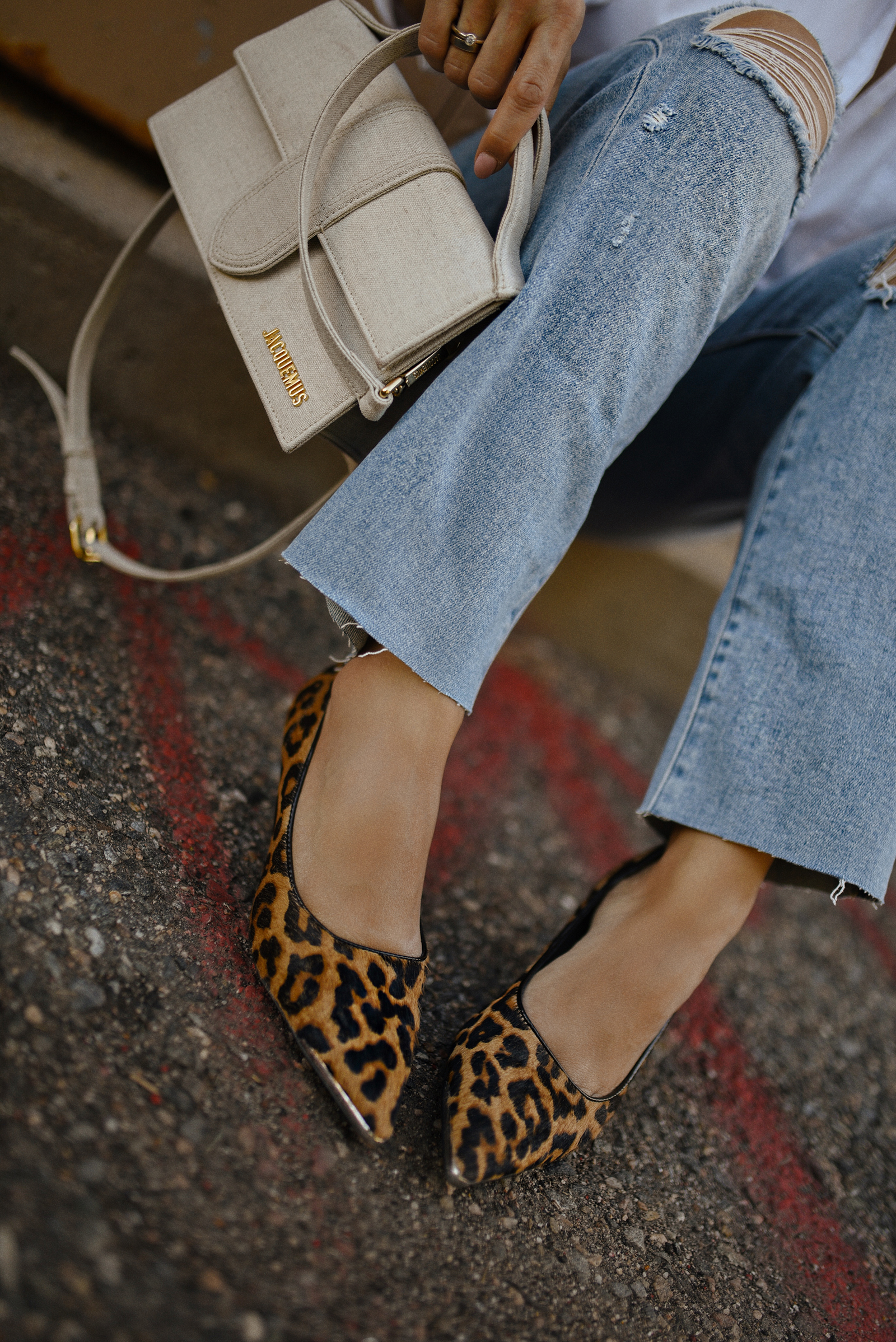 Carolina Hellal of Chic Talk wearing a Dolce Vita suede pumps, Vici jeans, Walmart white shirt and Jacquemus beige bag