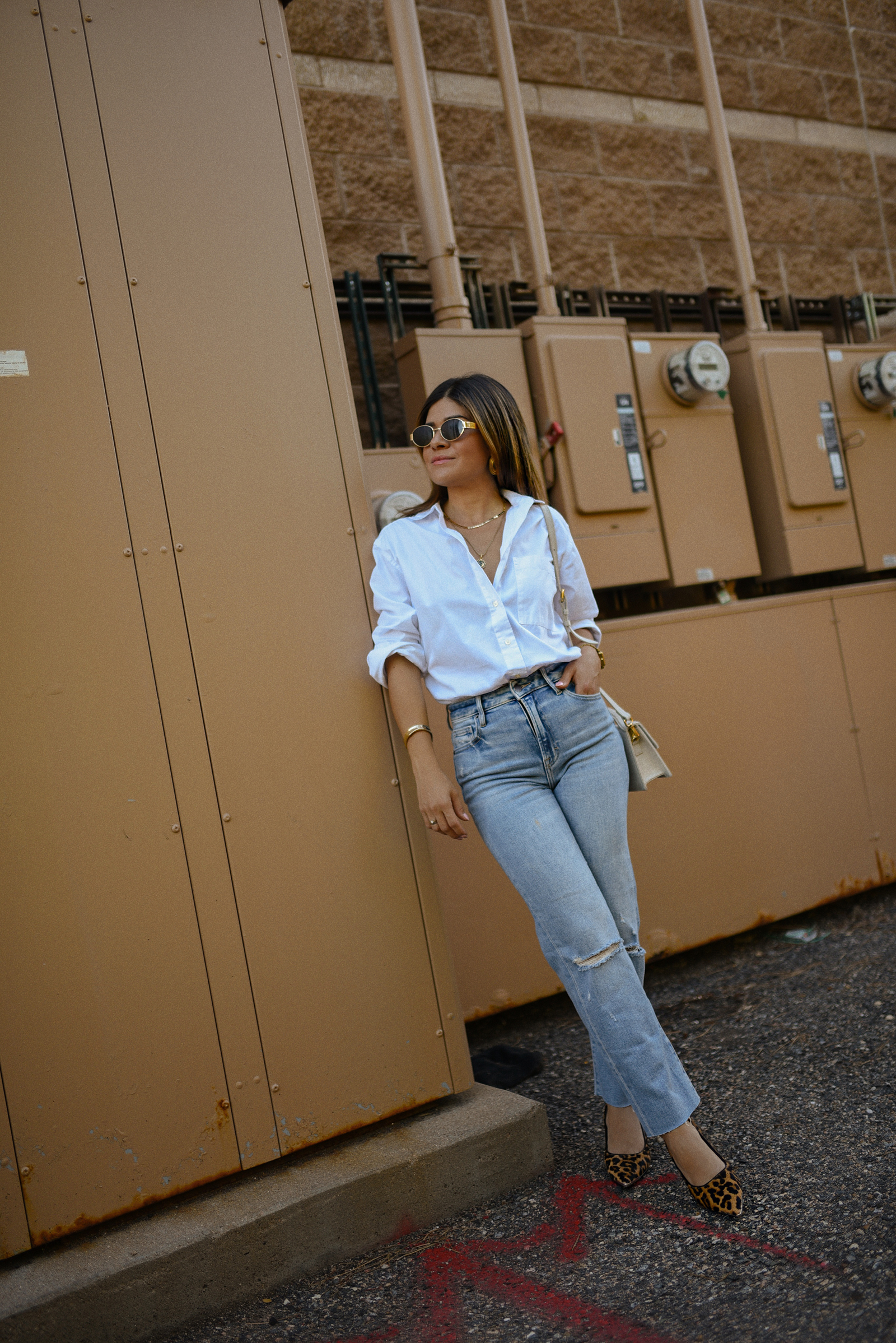 Carolina Hellal of Chic Talk wearing a Dolce Vita suede pumps, Vici jeans, Walmart white shirt and Jacquemus beige bag