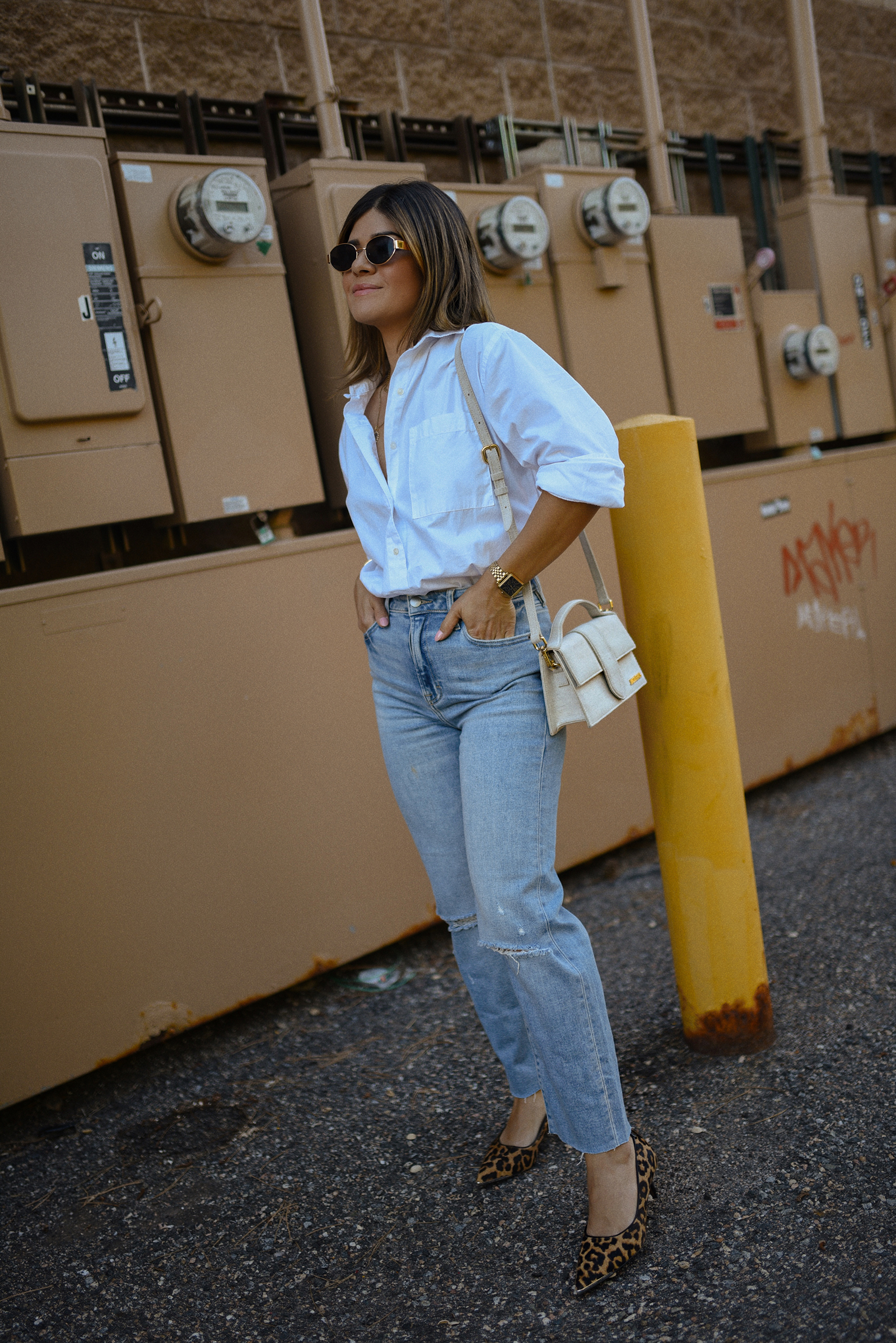 Carolina Hellal of Chic Talk wearing a Dolce Vita suede pumps, Vici jeans, Walmart white shirt and Jacquemus beige bag