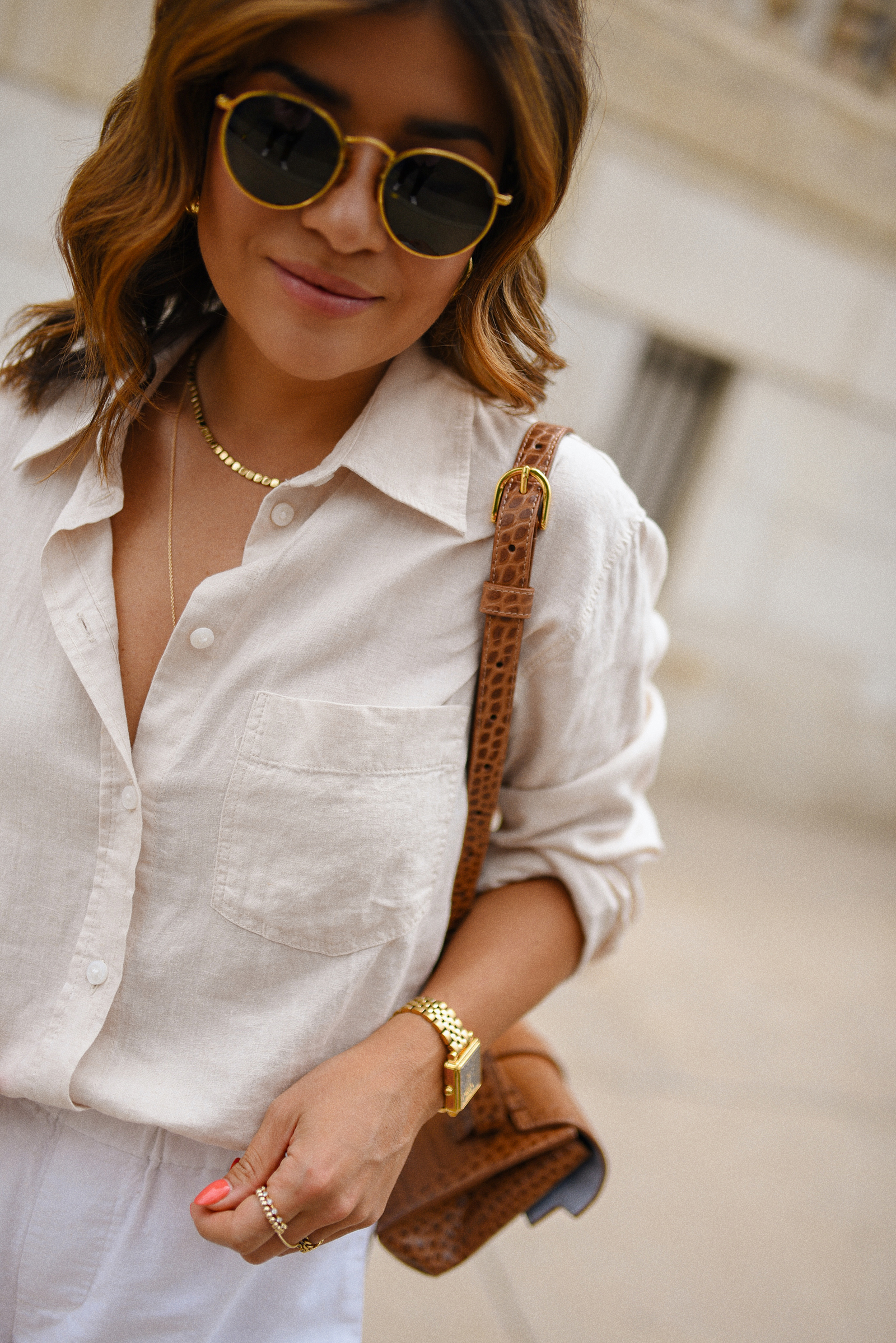 Carolina Hellal of Chic Talk wearing a white shorts via Target, H&M linen shirt, Sezane sandals and Senreve Aria handbag