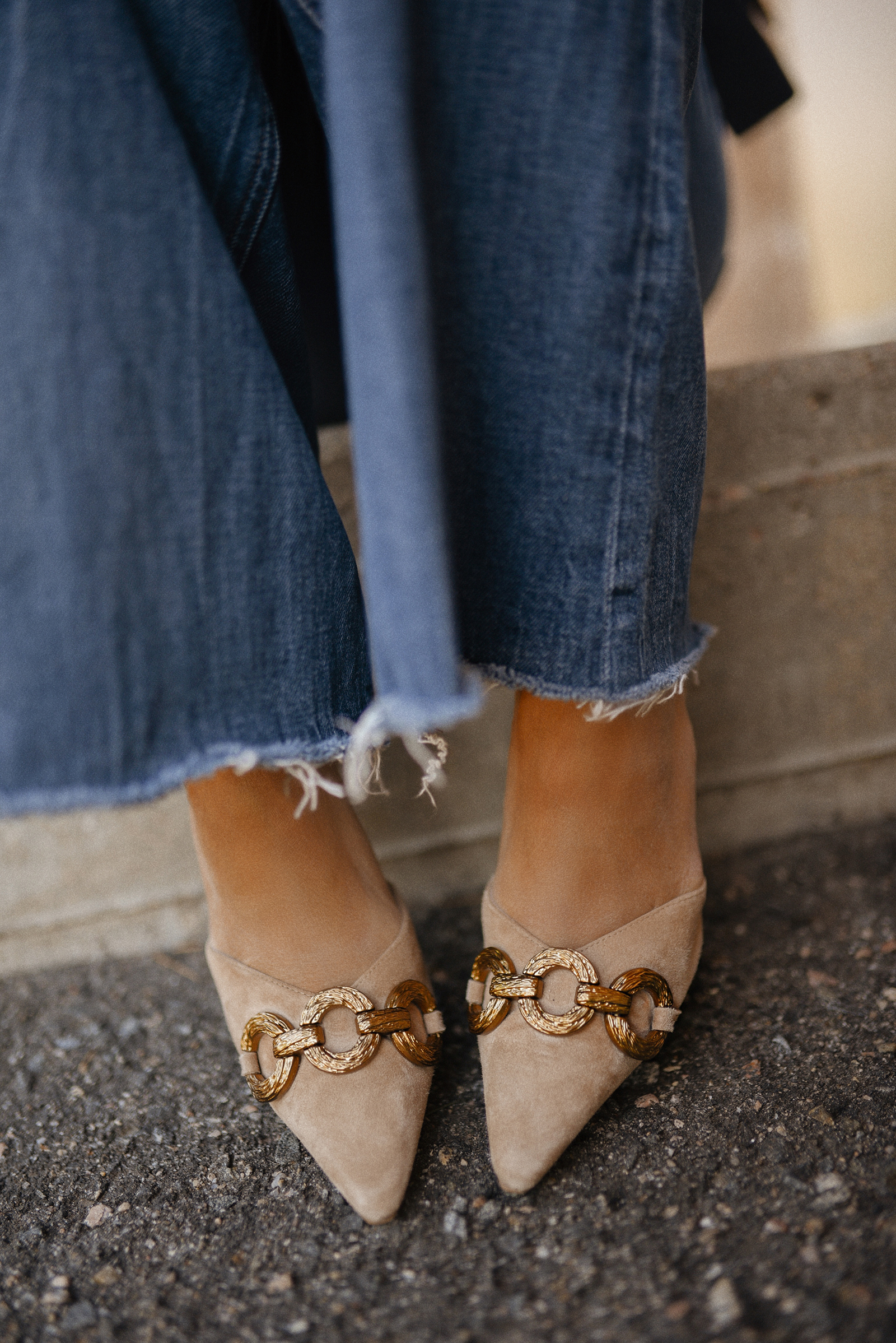 Carolina Hellal of Chic Talk wearing a wide leg jeans vida Hudson, H&M knit cardigan, slingback heels and a LOFT bag