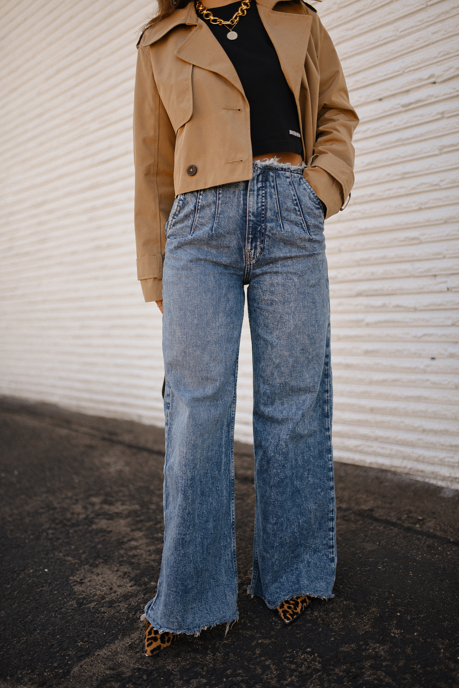 Carolina Hellal of Chic Talk wearing a short trench coat via Abercrombie, tshirt and jeans from Hudson jeans, Nordstrom animal print pumps and Amazon black handbag